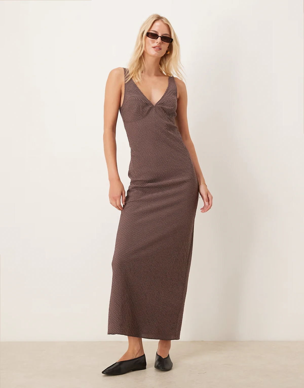 ASOS DESIGN Tall – Midi-Trägerkleid mit Vichy-Karomuster in Schokobraun und Schwarz