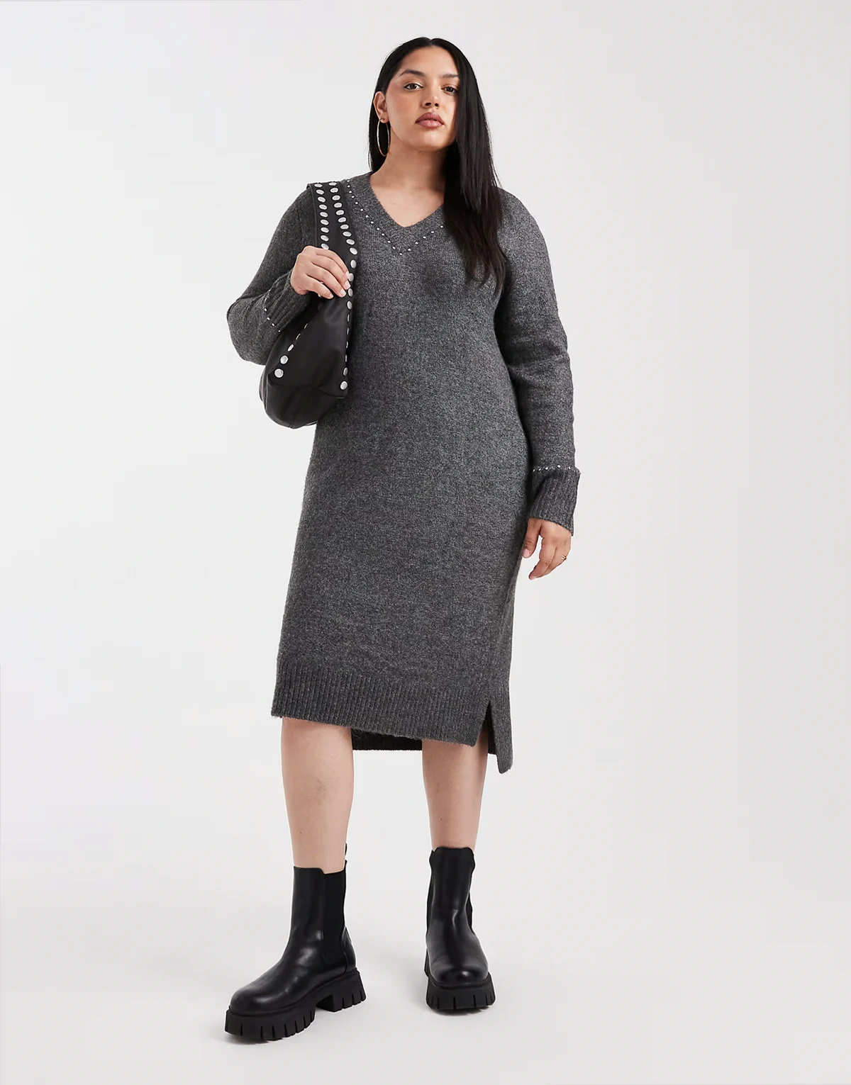– Szara dzianinowa zdobiona dżetami sukienka midi z dekoltem V