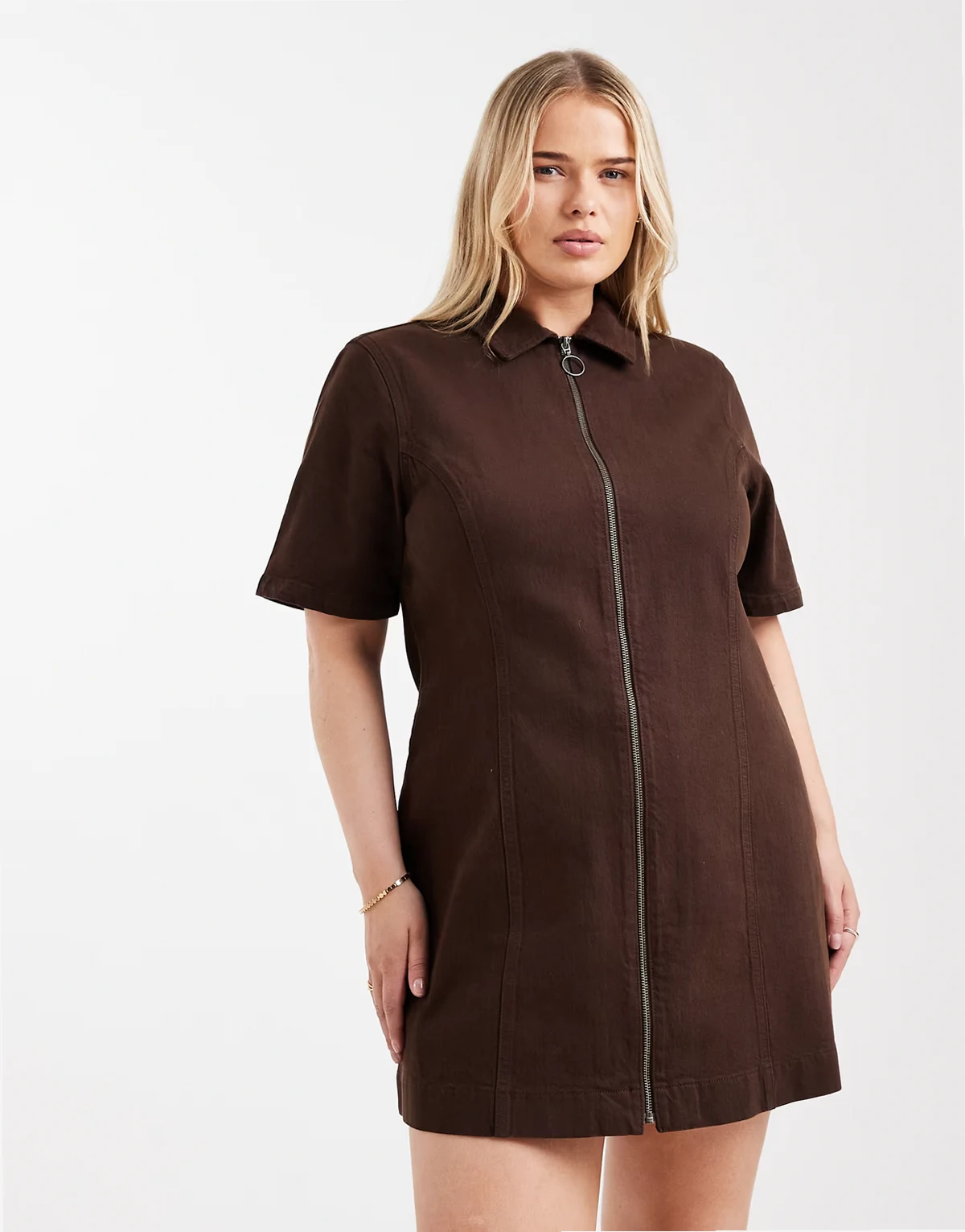 ASOS DESIGN Curve – Zapinana na zamek czekoladowa sukienka jeansowa mini z krótkimi rękawami