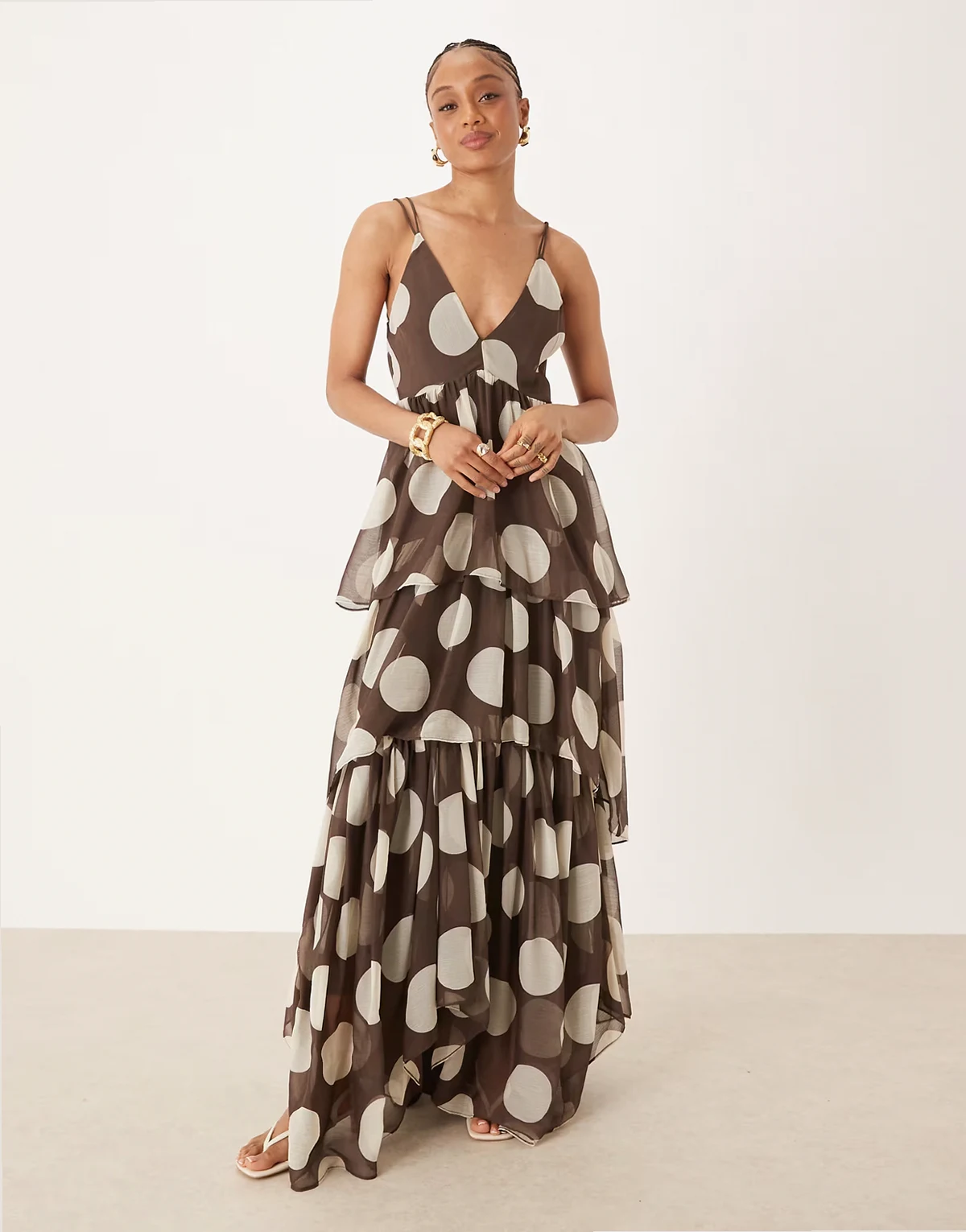 ASOS DESIGN Tall – Gestuftes Maxikleid in Braun mit tiefem Ausschnitt, Rückenausschnitt und Punkteprint