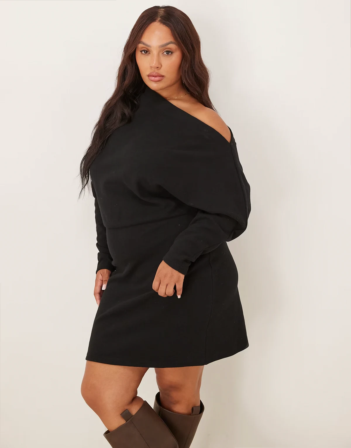 ASOS DESIGN Curve – Czarna bardzo miękka sukienka mini z długimi rękawami i odkrytym ramieniem