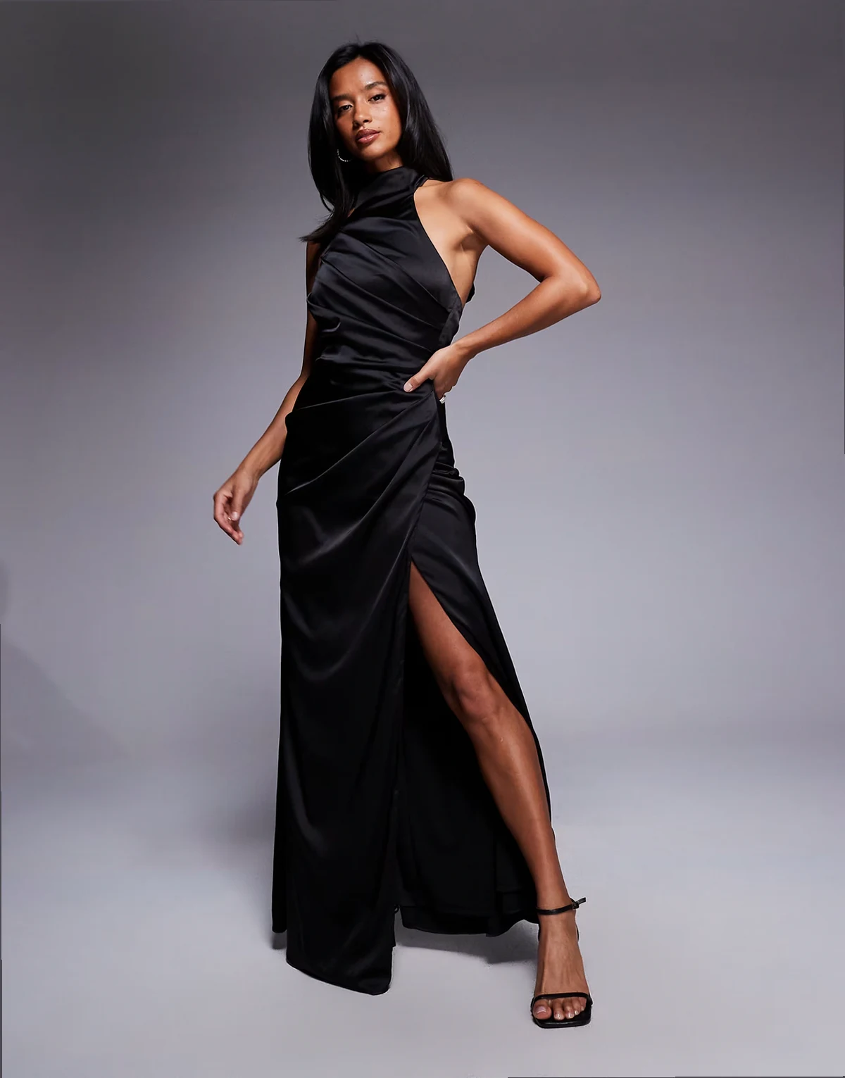 – Hochgeschlossenes Maxikleid aus Satin in Schwarz