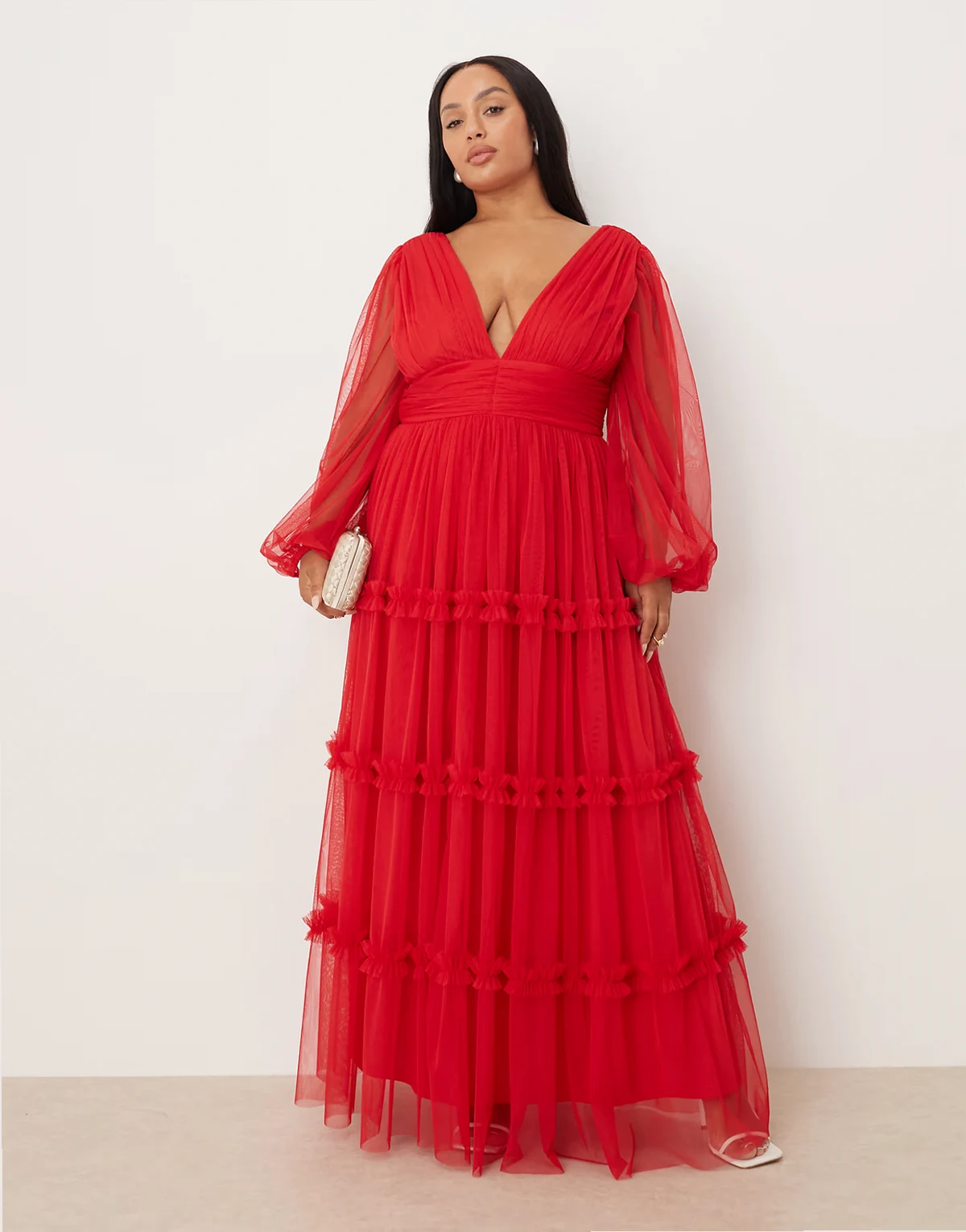 – Czerwona sukienka maxi w stylu boho z falbankami