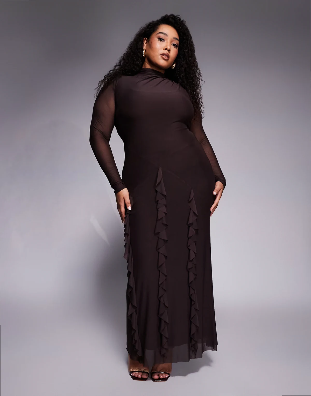 ASOS DESIGN Curve – Czekoladowobrązowa siateczkowa sukienka maxi z długimi rękawami i kaskadowymi falbanami na spódnicy