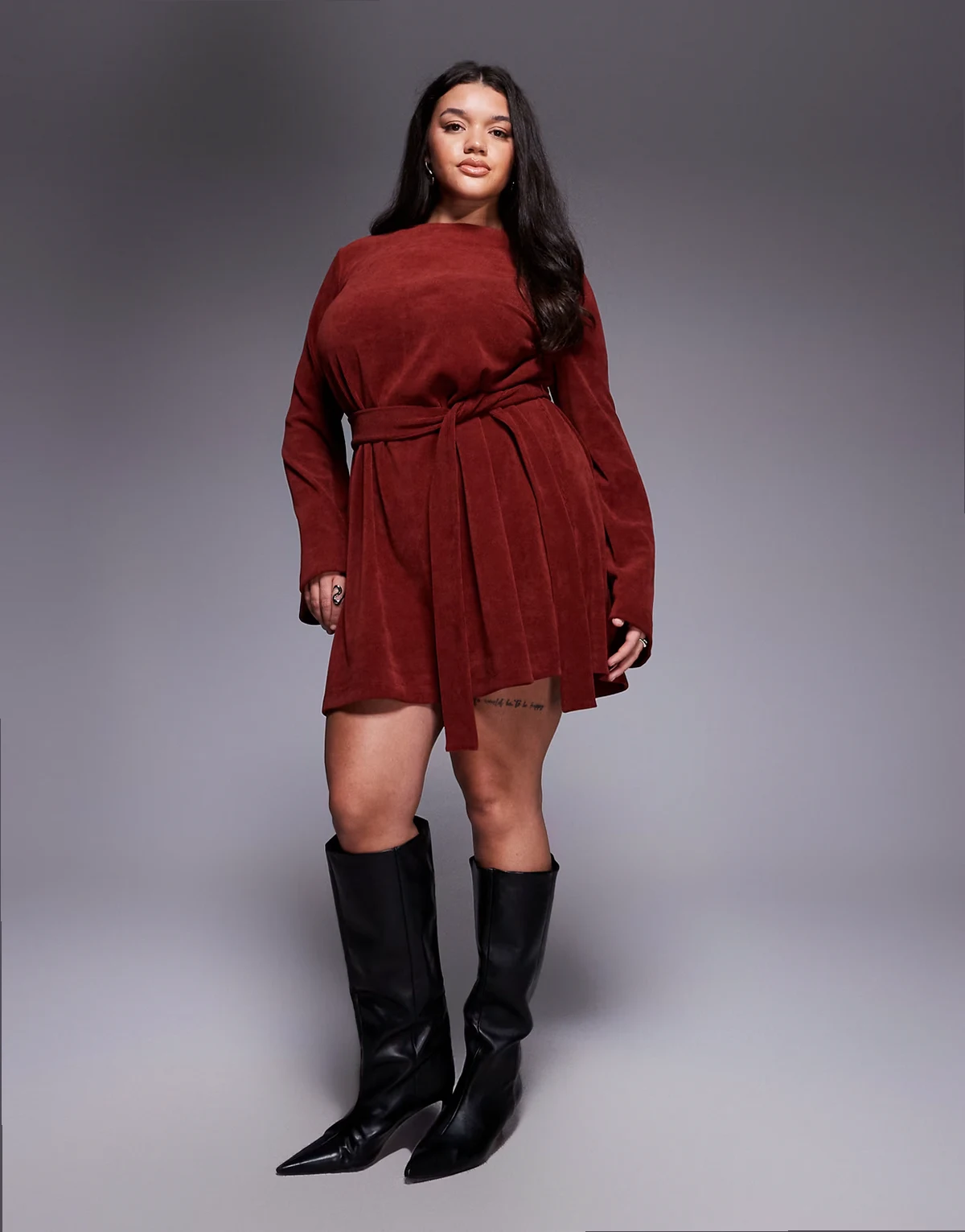 ASOS DESIGN Curve – Bordowa sztruksowa sukienka mini z rozszerzanymi rękawami i wiązaniem w talii
