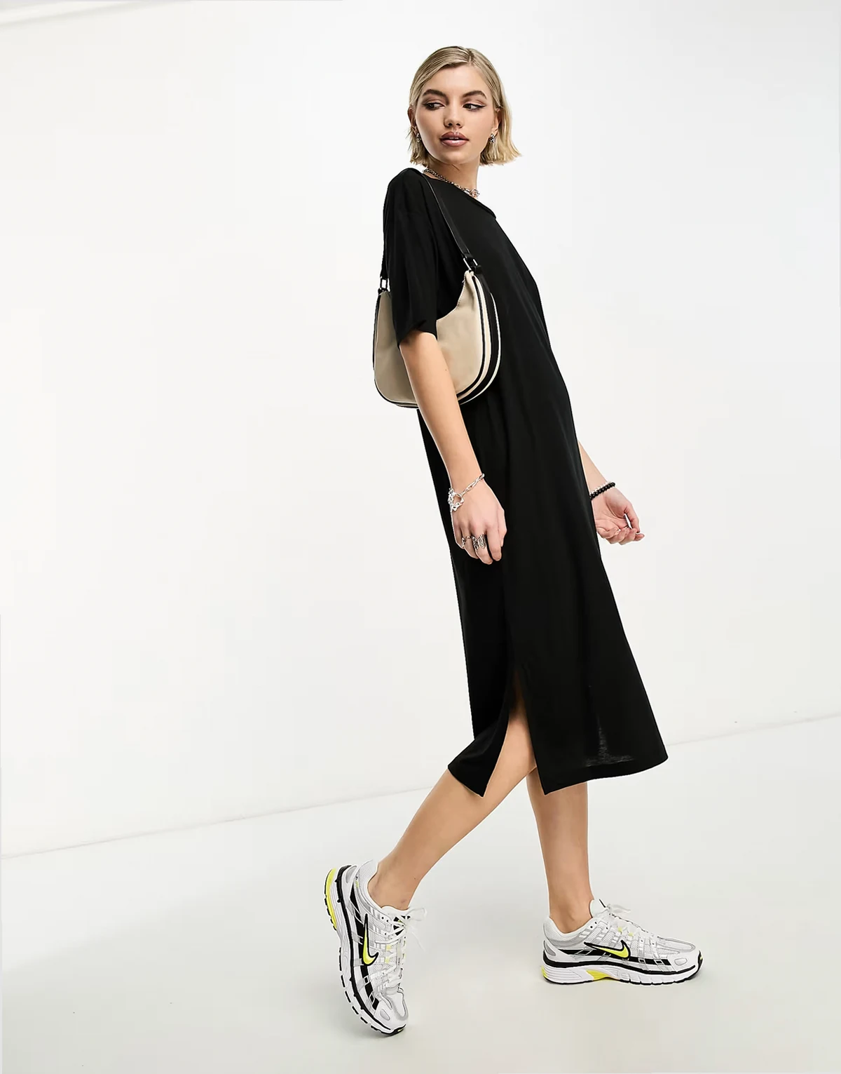 – T-Shirt-Midikleid in Schwarz mit Schlitz