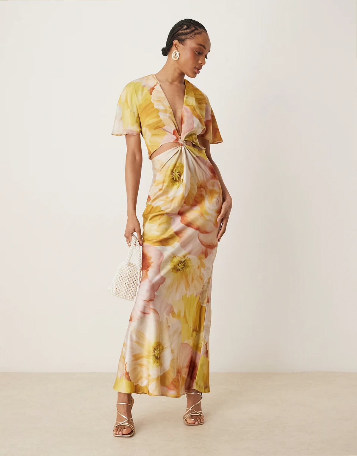 ASOS DESIGN Tall – Midikleid aus Satin in Goldgelb geblümt mit Cut-out und Knotendetail