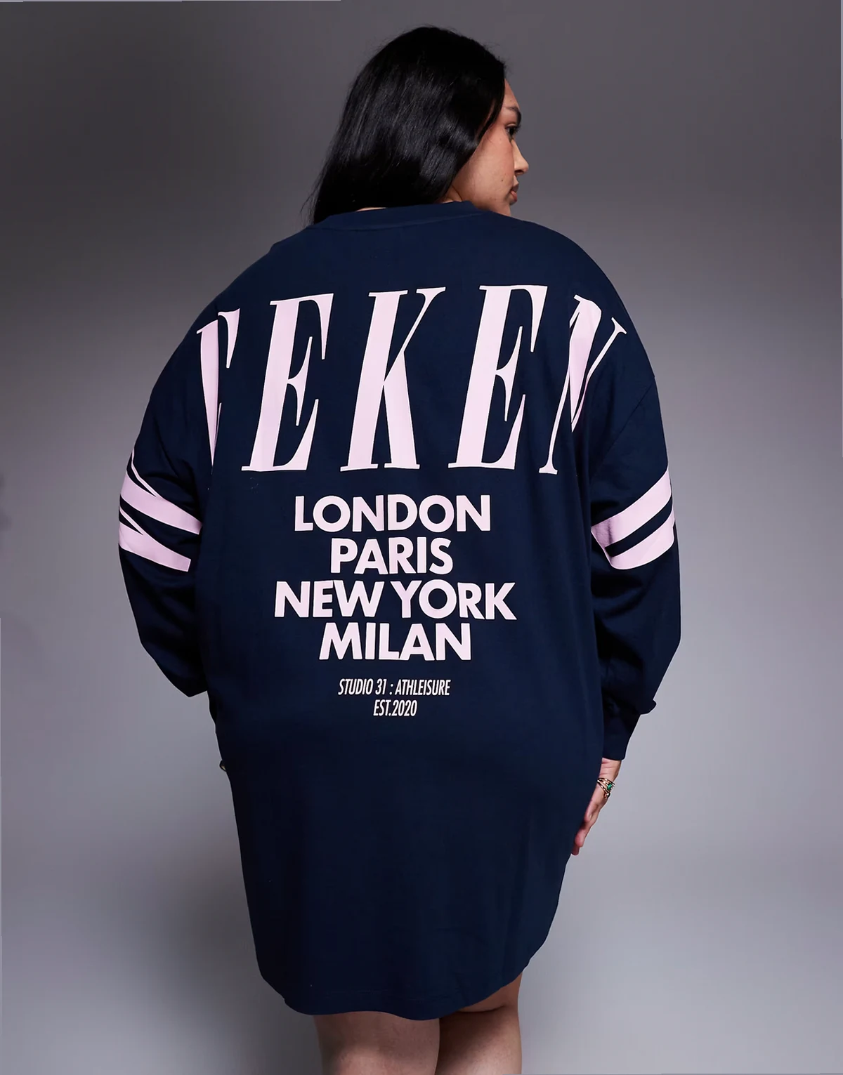 Weekend Collective Curve – Icon – Granatowy T-shirt oversize z długimi rękawami i nadrukiem z różowym logo na plecach