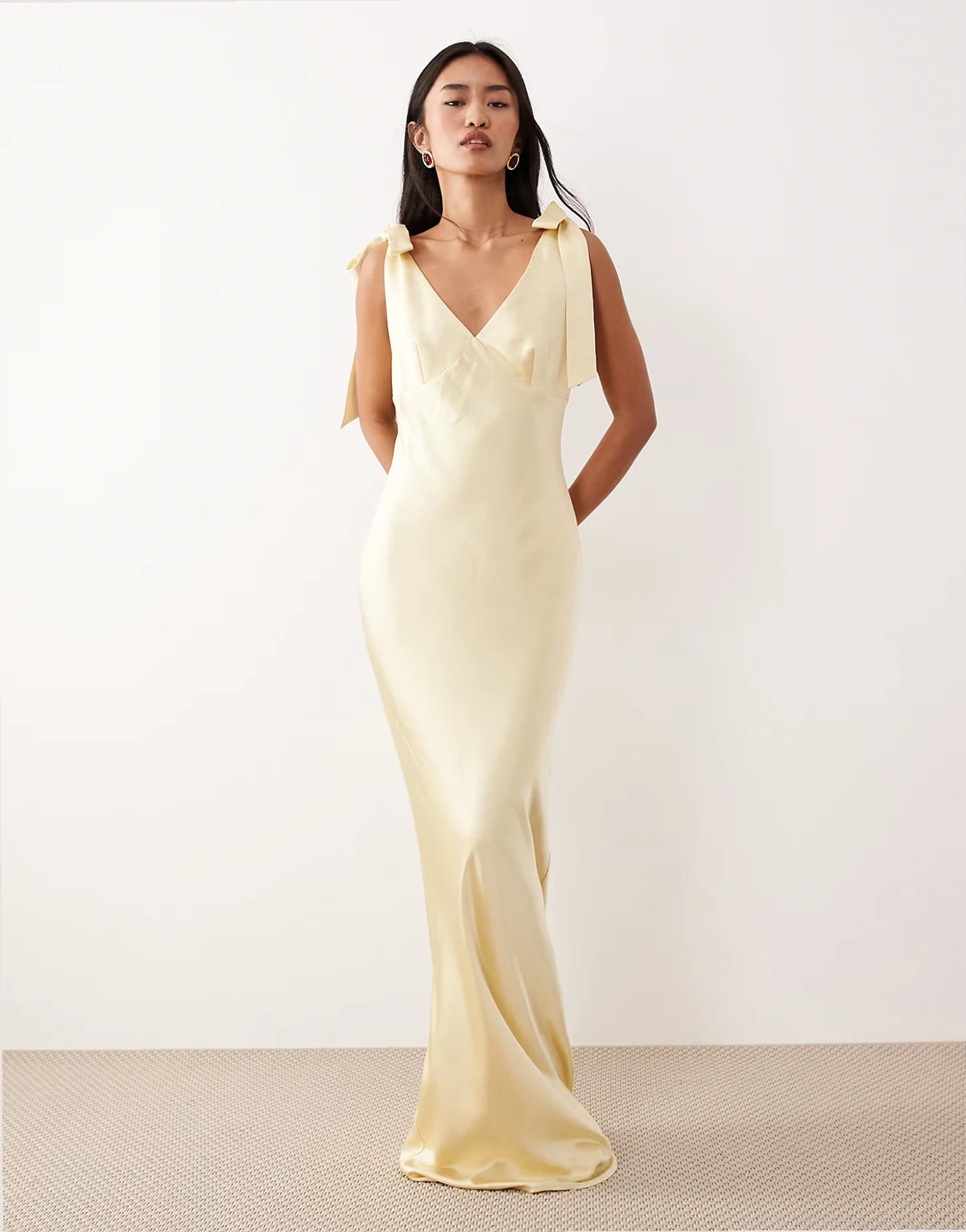 Bridesmaid – Piper – Cytrynowa satynowa sukienka maxi z dekoltem w szpic i kokardką na ramionach