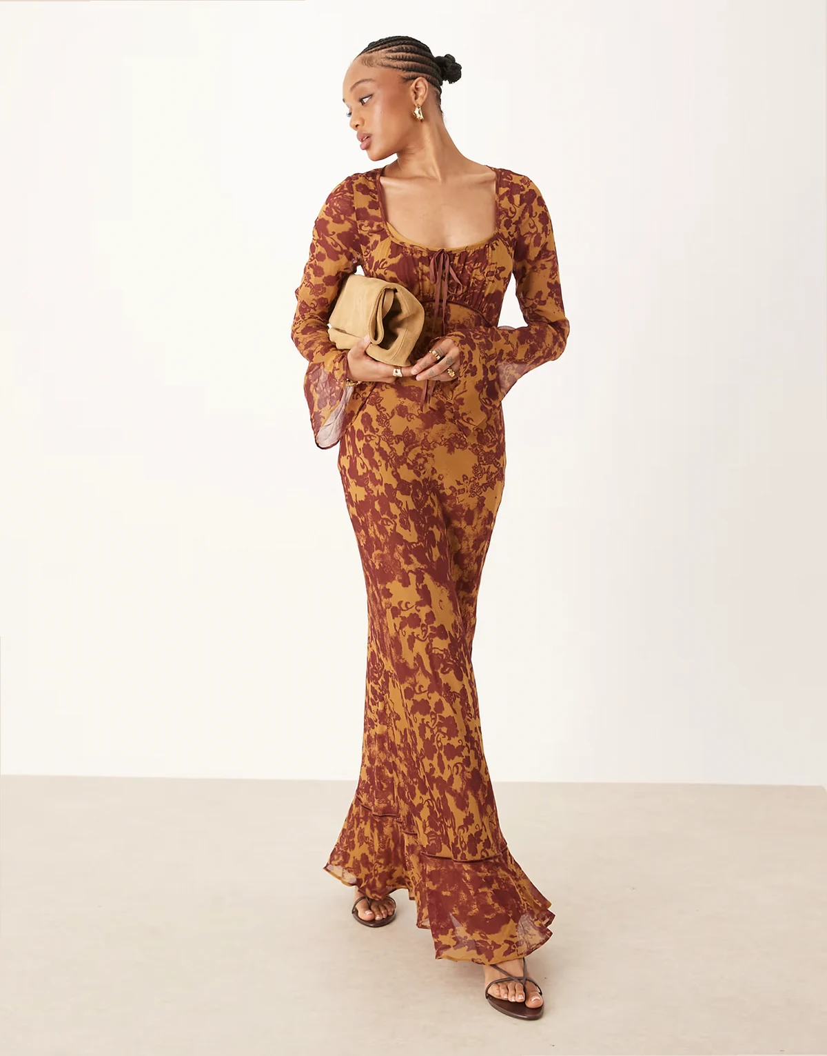 ASOS DESIGN Tall – Langärmliges Maxikleid in Orange mit abstraktem Print und geraffter Brustpartie