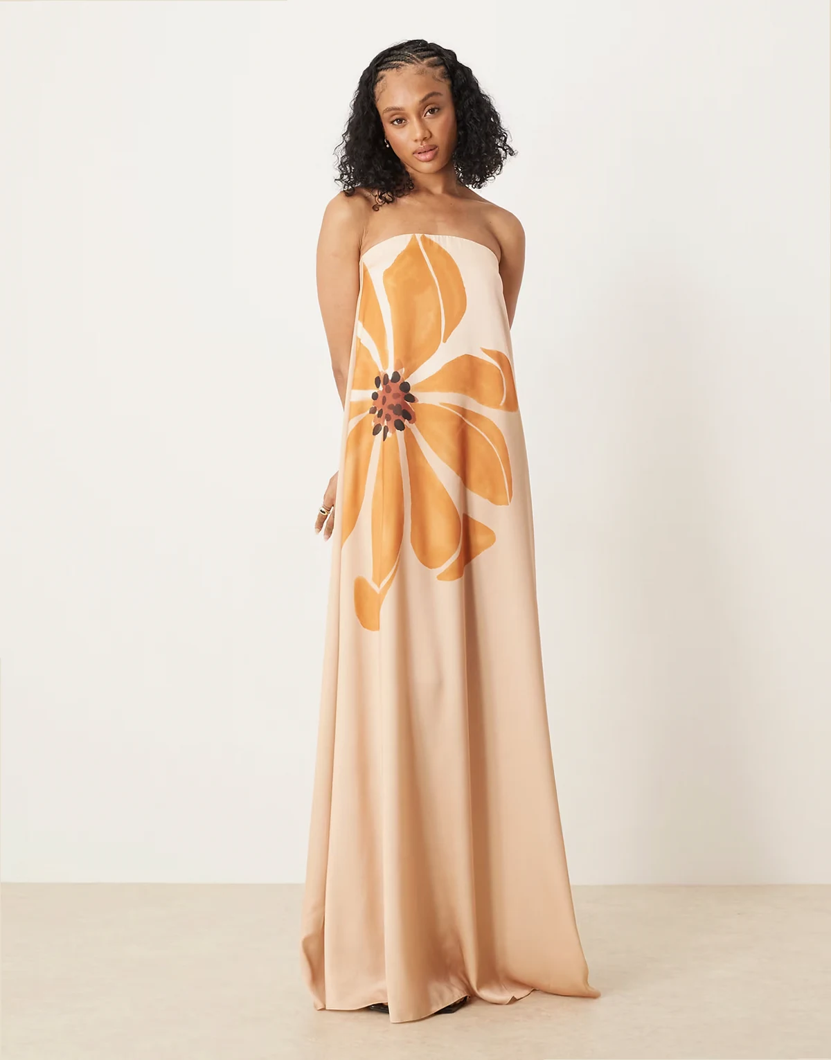 ASOS DESIGN Tall – Trapezförmiges, trägerloses Maxikleid aus Satin in Gelb mit Blumenmuster