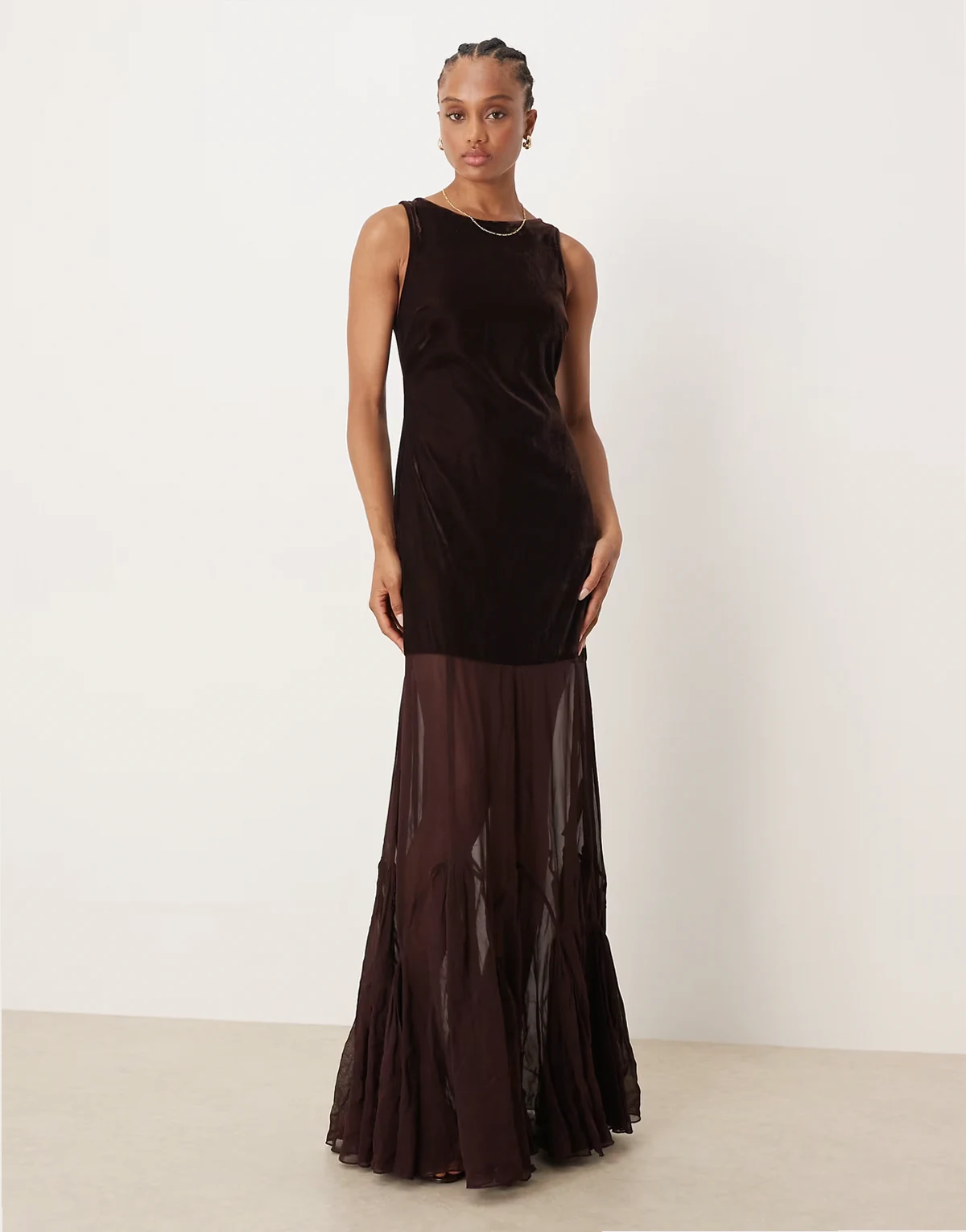 ASOS DESIGN Tall – Maxikleid aus Samt in Braun mit tiefer Taille und durchscheinendem Godet-Rock
