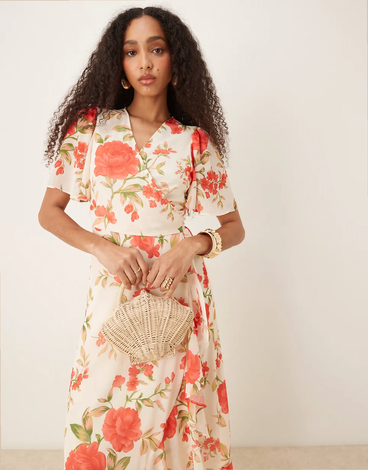 – Chiffon-Maxikleid in Creme mit Rosenmuster, Wickeldesign vorne und ausgestellten Ärmeln