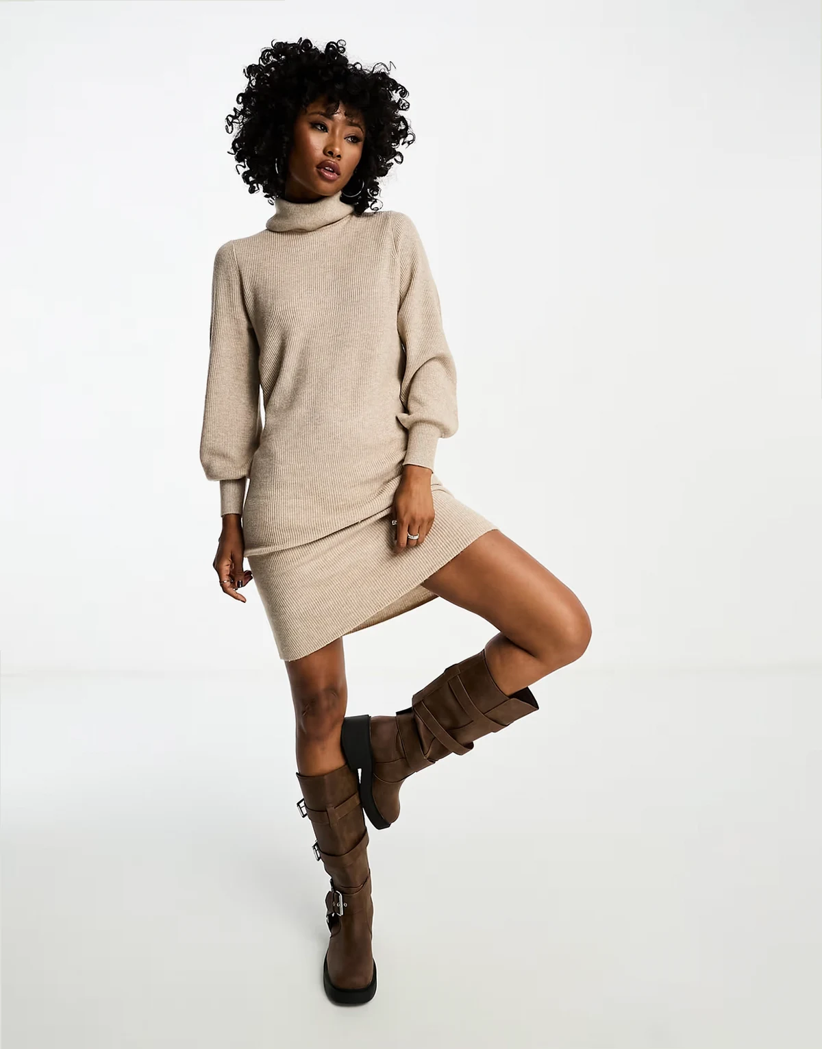 – Midi-Pulloverkleid aus beigem Strickmaterial mit Rollkragen und Puffärmeln