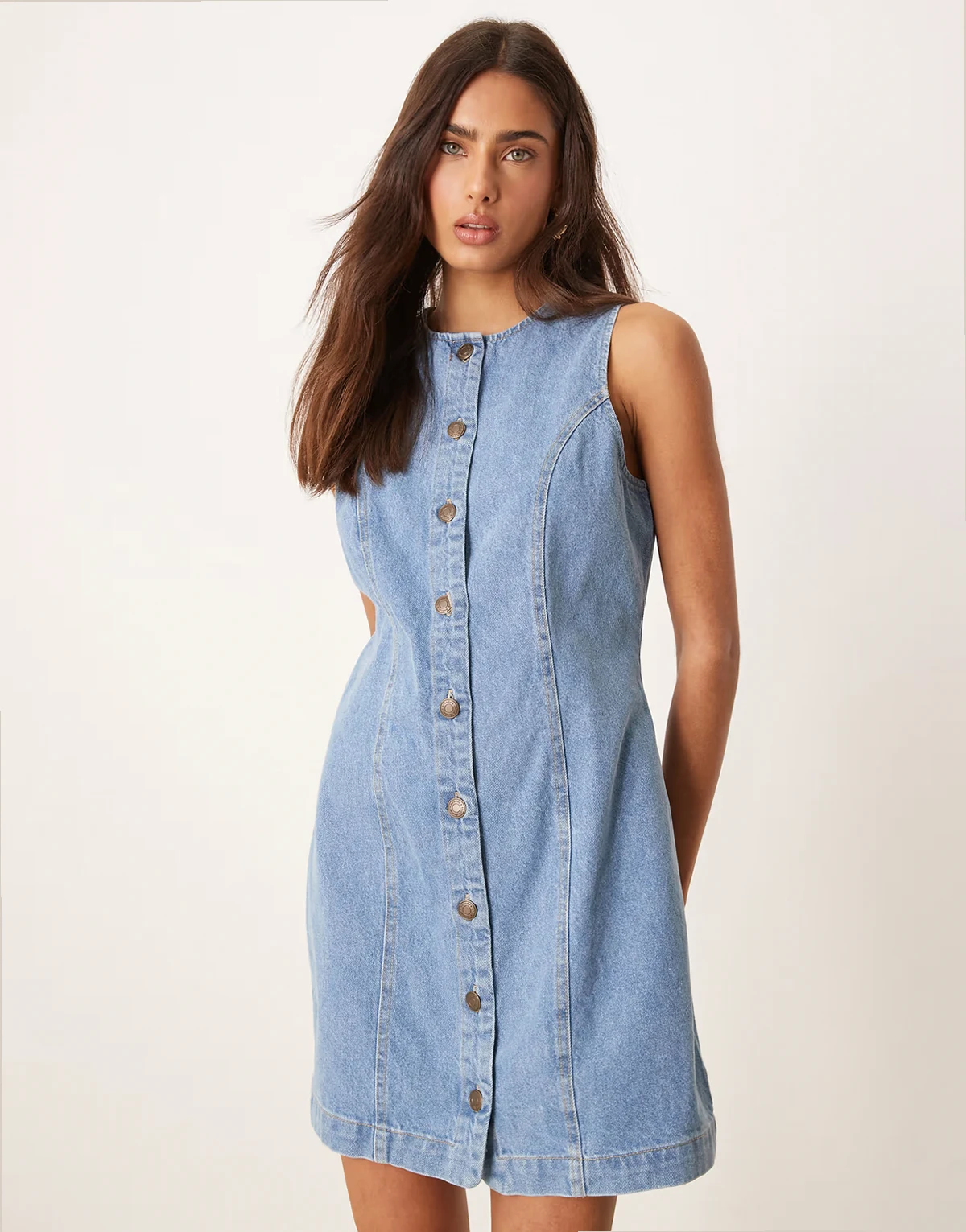 – Ned – Mini-Schürzenkleid aus Denim in mittlerer Vintage-Waschung