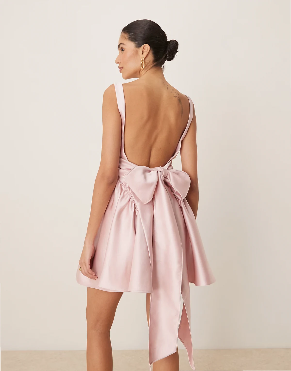 – Minikleid in Puderrosa mit abfallendem Saum