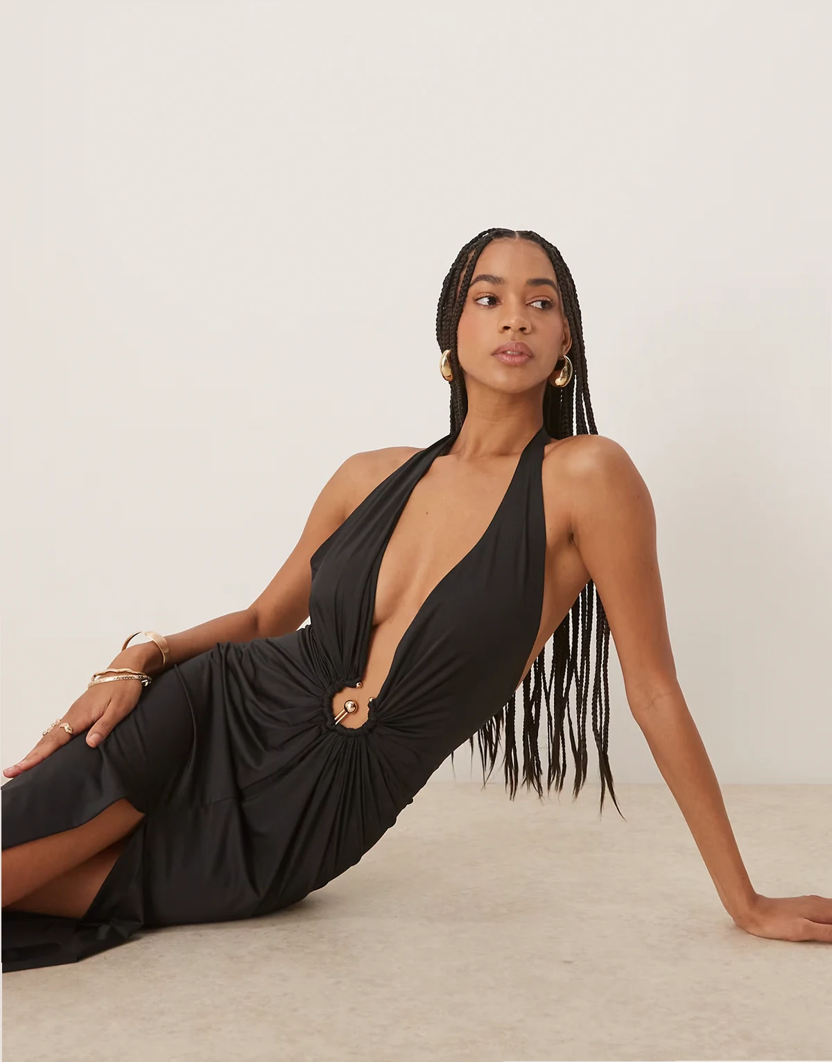 – Alma – Midikleid in Schwarz mit tiefem Ausschnitt