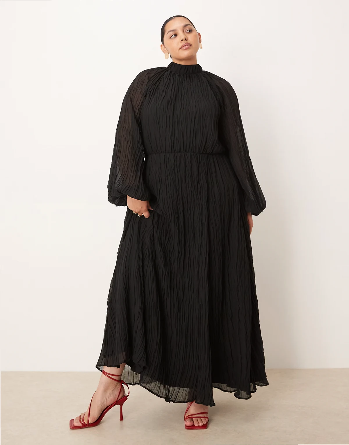 ASOS DESIGN Curve – Czarna plisowana sukienka maxi z półgolfem i obszernymi rękawami z obcisłym mankietem
