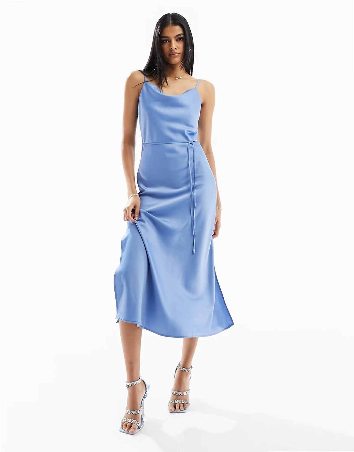 – Maxikleid aus Satin in Blau mit Bindedetail in der Taille