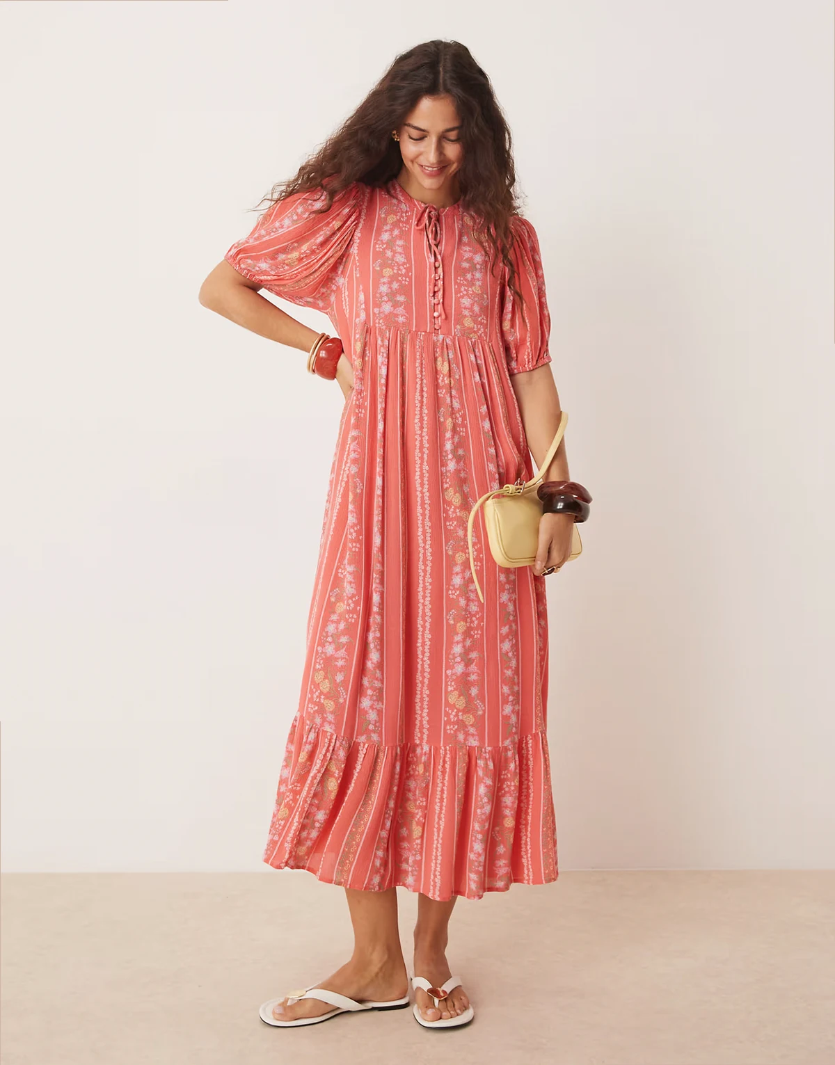 – Festival – Maxikleid im Boho-Stil in Koralle mit Puffärmeln, Knopfleiste und floralem Streifenmuster