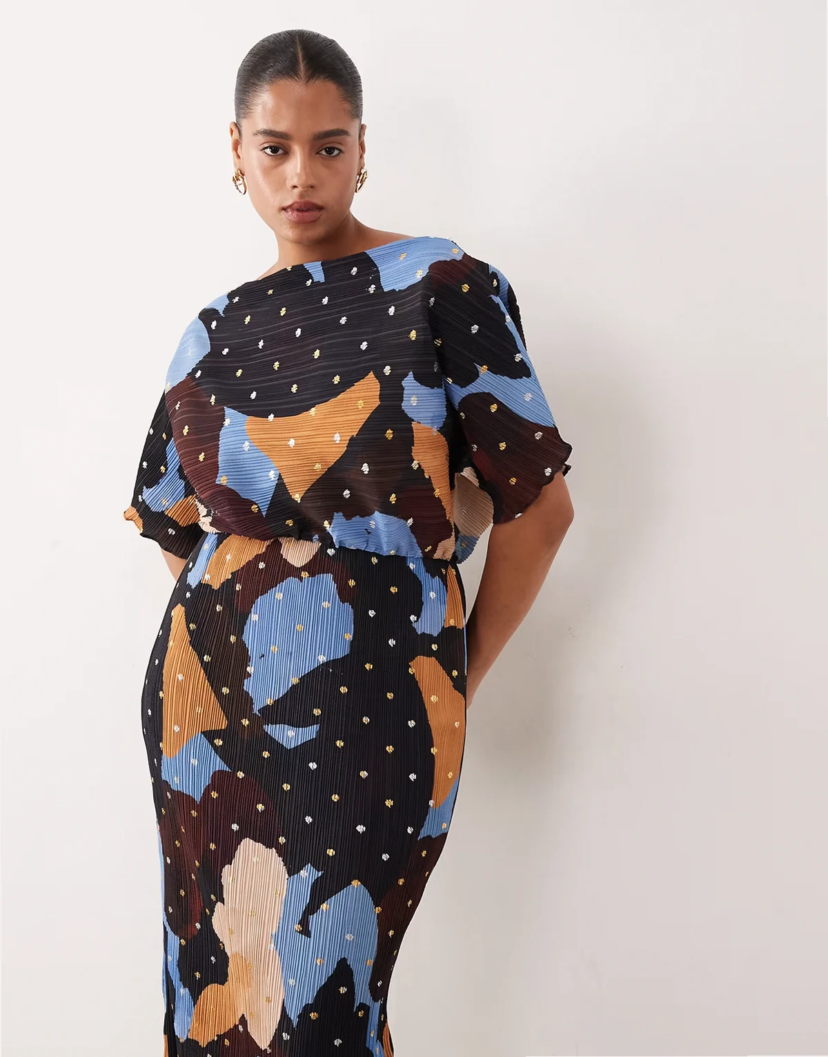 – Tilly – Plissiertes Maxikleid in Schokobraun mit asymmetrischem Schnitt und goldfarbenen Punkten in Folienoptik