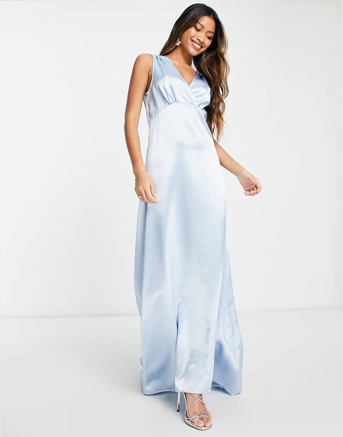 – Bridesmaid – Maxikleid aus Satin in Pastellblau mit V-Ausschnitt und Schleppe