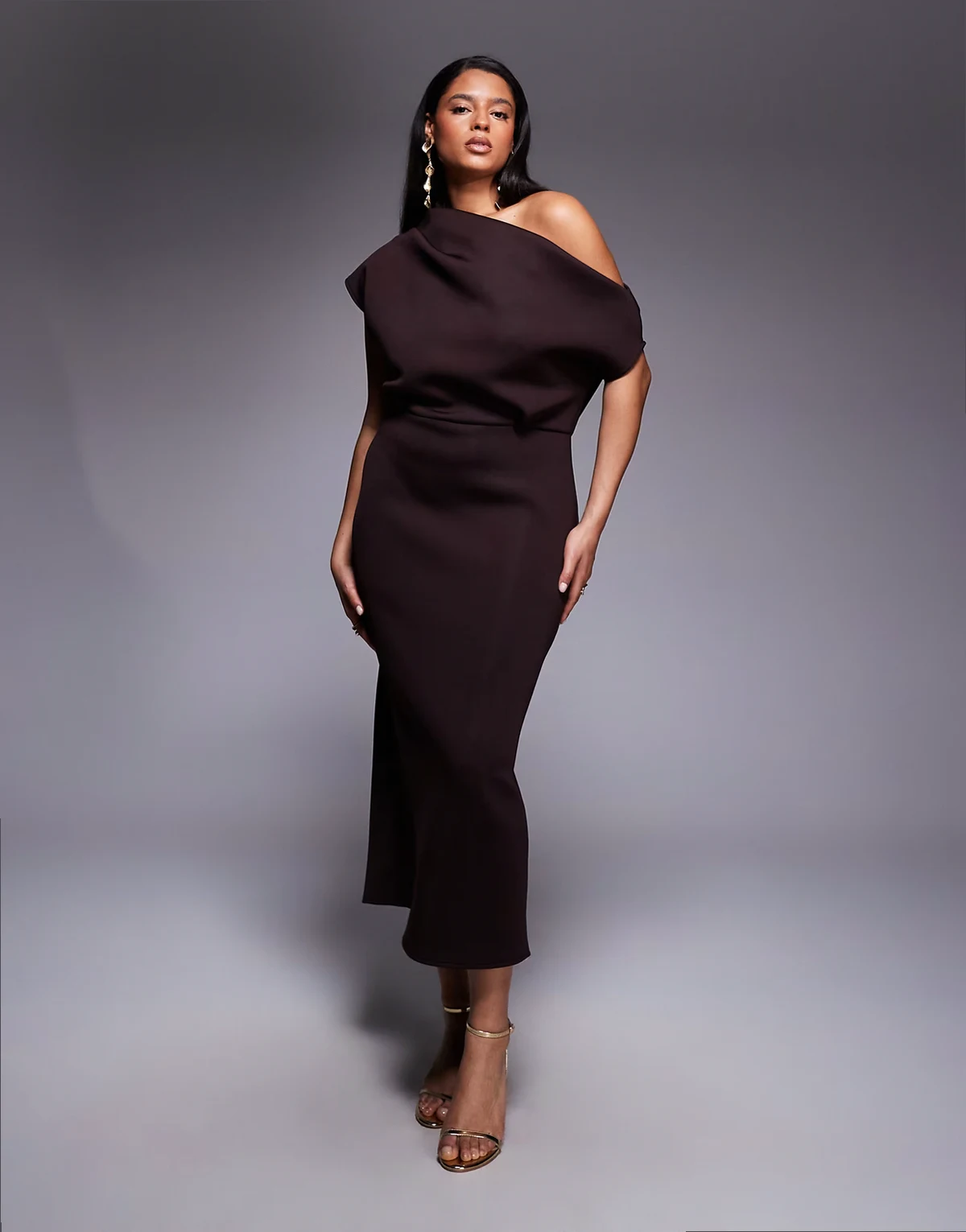 ASOS DESIGN Curve – Brązowa sukienka midi z materiału w stylu scuba z wyrazistym dekoltem