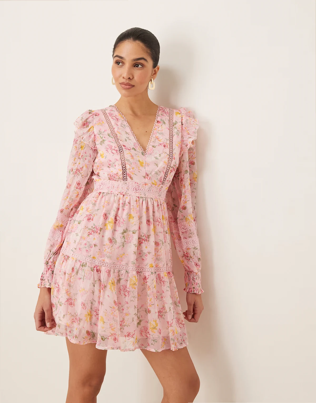 – Minikleid in Pfirsich mit Spitzendetail, Rüschen und Blumenmuster