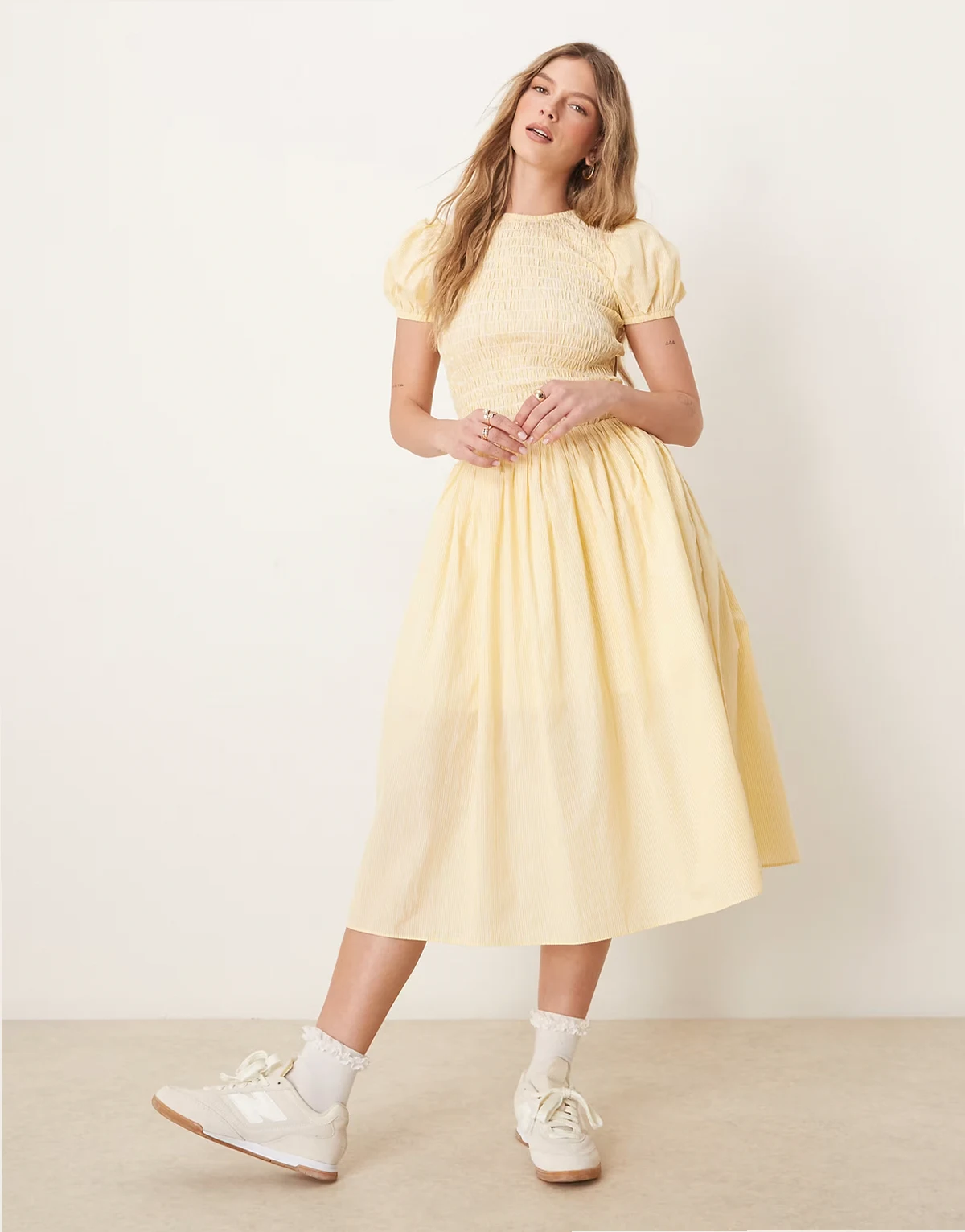– Midaxi-Kleid in gestreiftem Gelb mit Puffärmeln