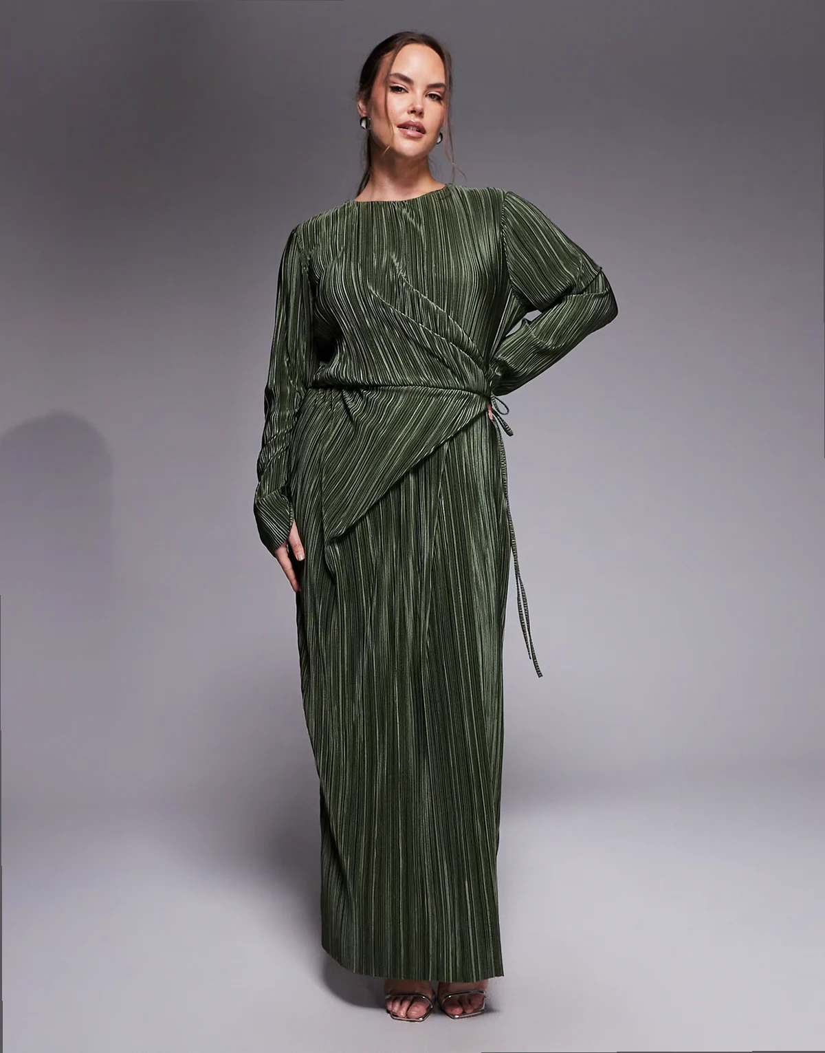 ASOS DESIGN Curve – Plisowana sukienka maxi z długimi rękawami i kopertowym wiązaniem w talii w kolorze khaki