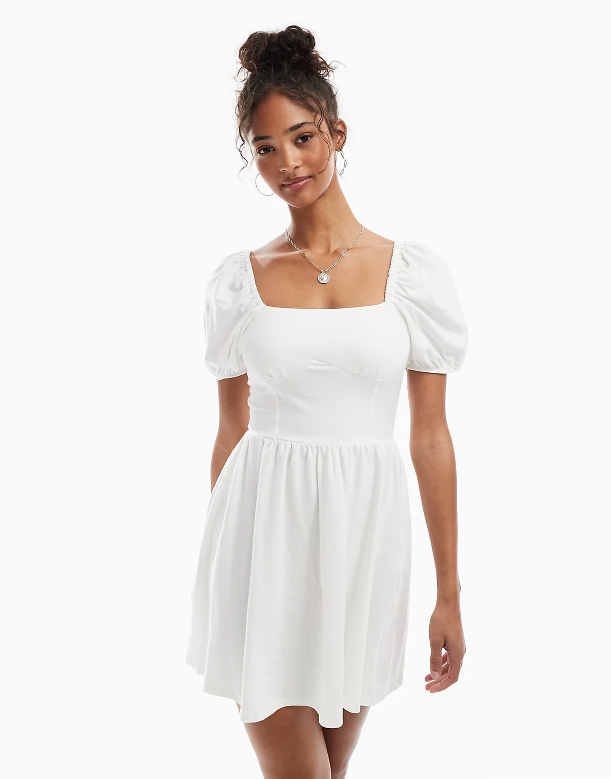 – Minikleid in Weiß mit Puffärmeln und Milchmädchen-Dekolleté