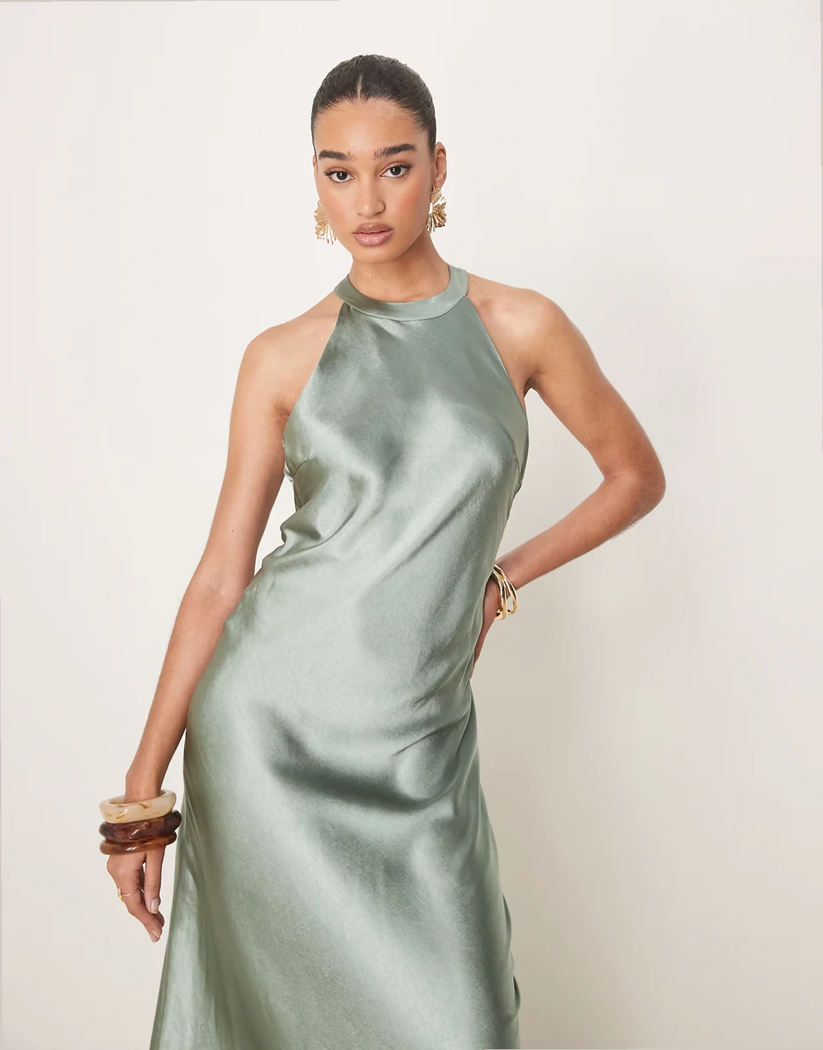 – Hochgeschlossenes Maxikleid aus Satin in Sanftgrün