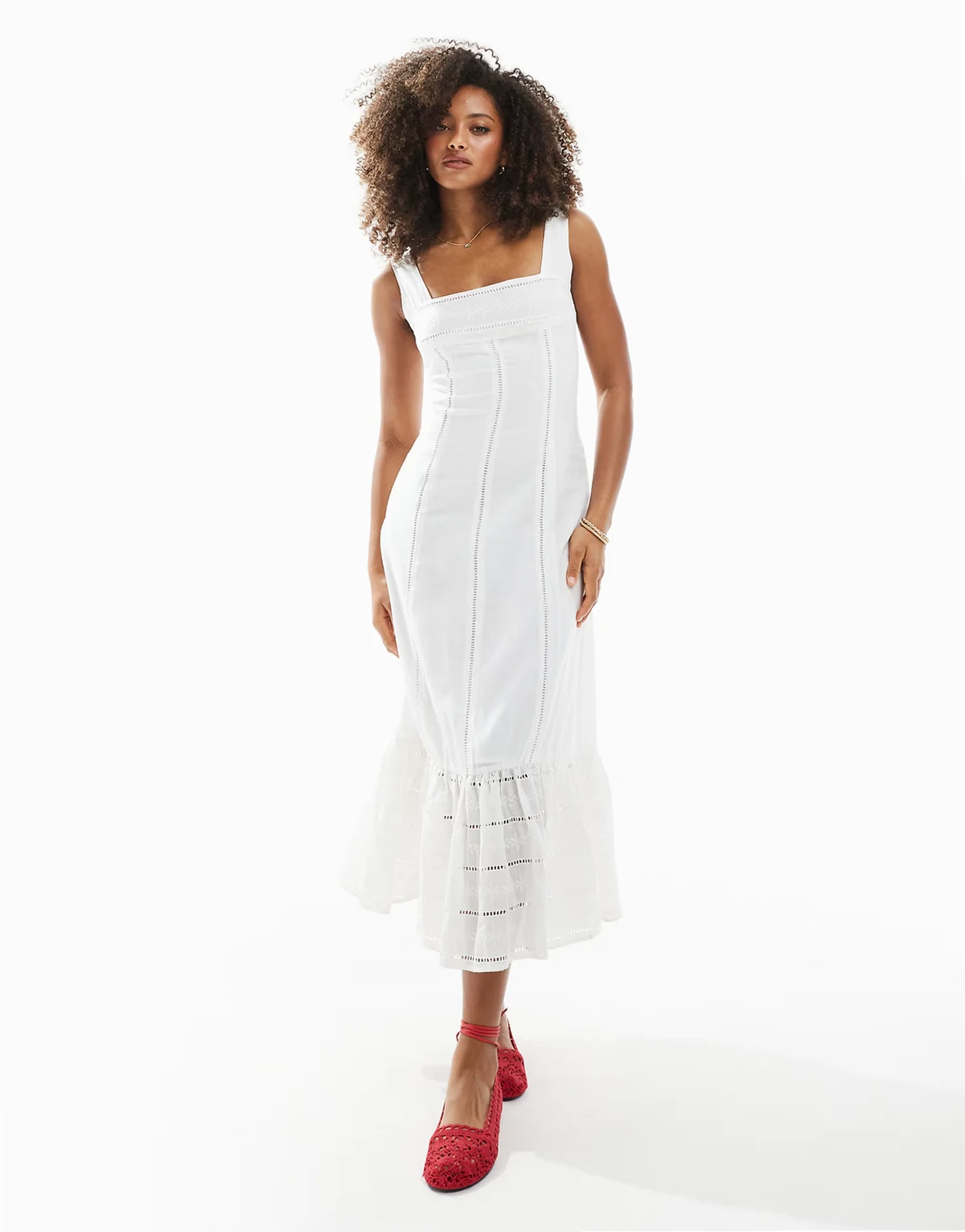 – Biała sukienka kaskadowa midi z koronkowym wykończeniem