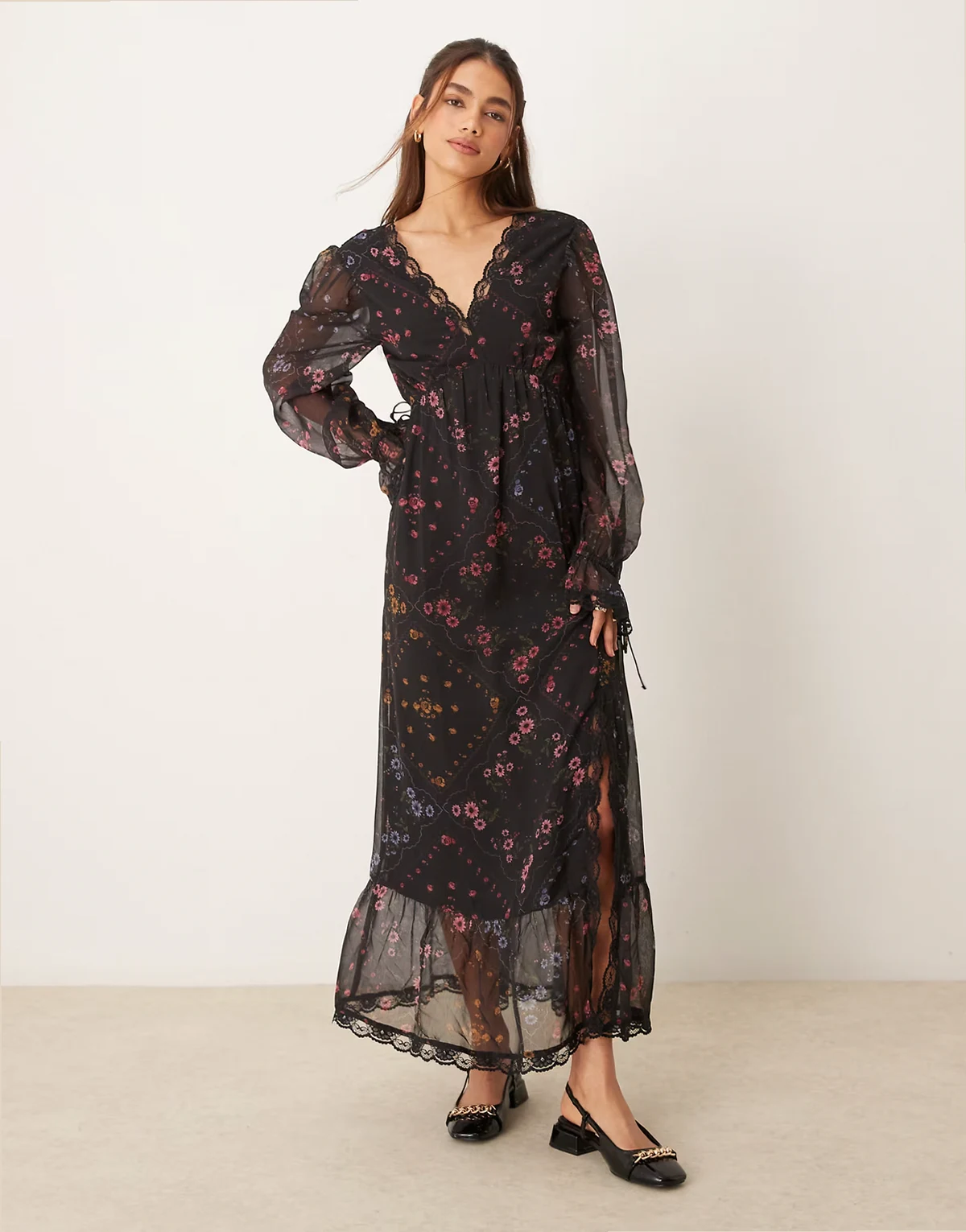 – Maxikleid mit Blumenmuster und Spitzenverzierung