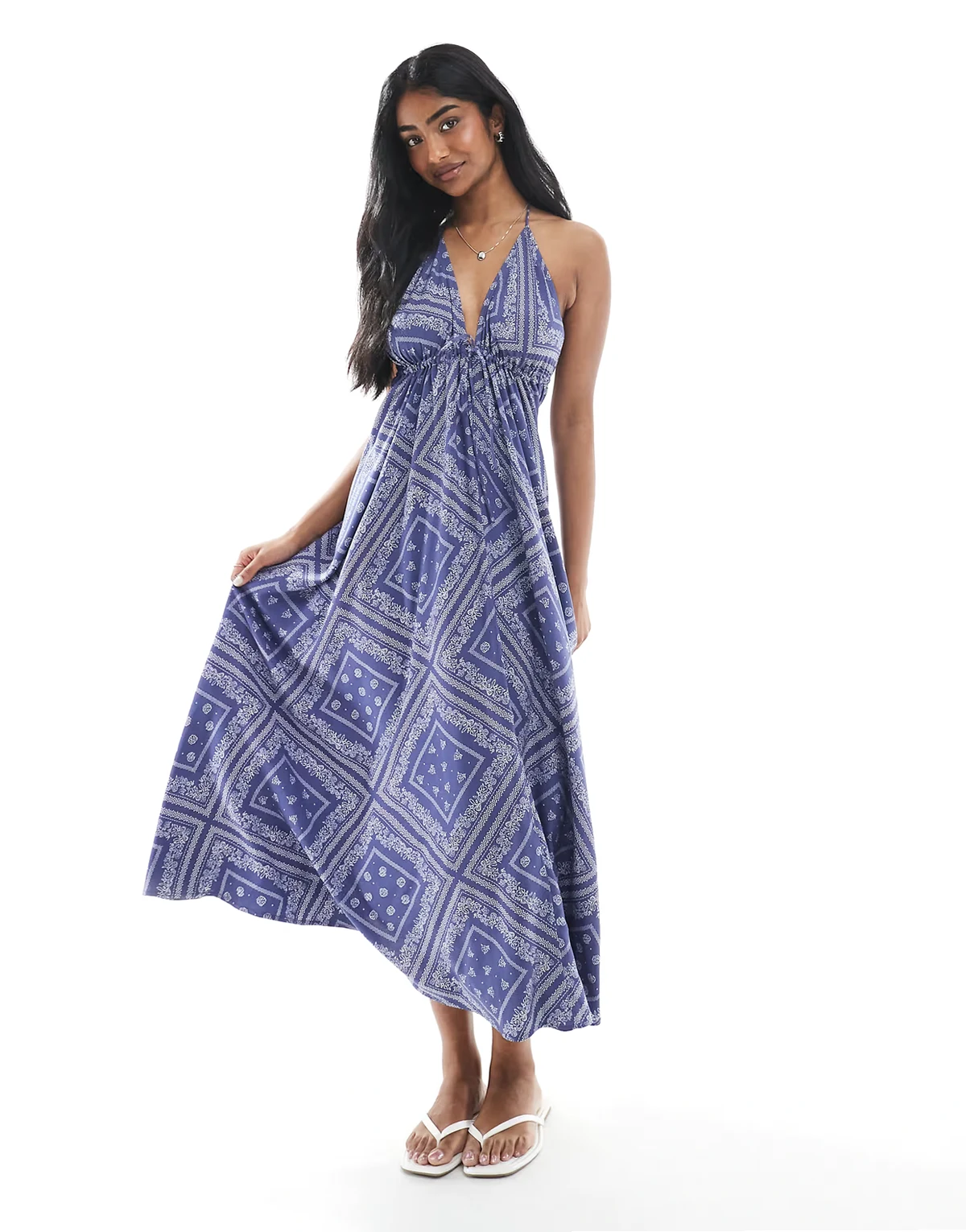 – Gesponnenes Maxikleid mit Bandana-Muster und Neckholder