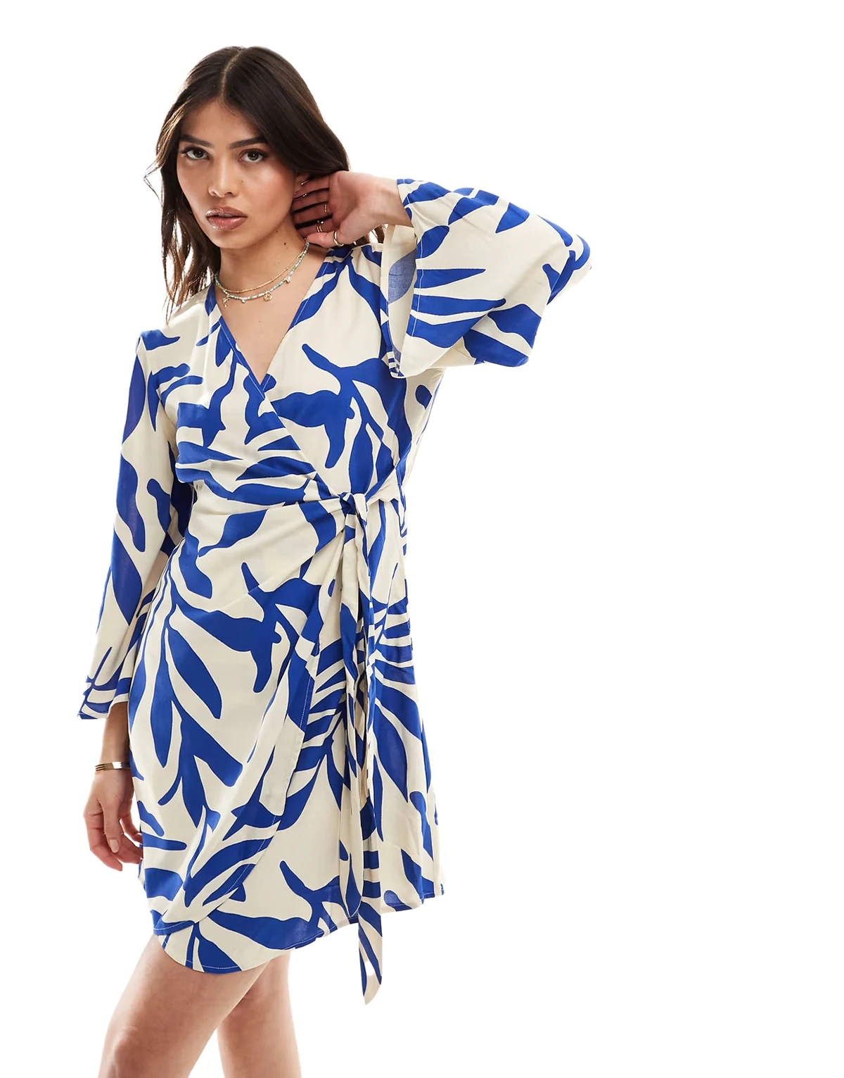 – Kopertowa beżowa sukienka kimono we wzór w niebieskie palmy