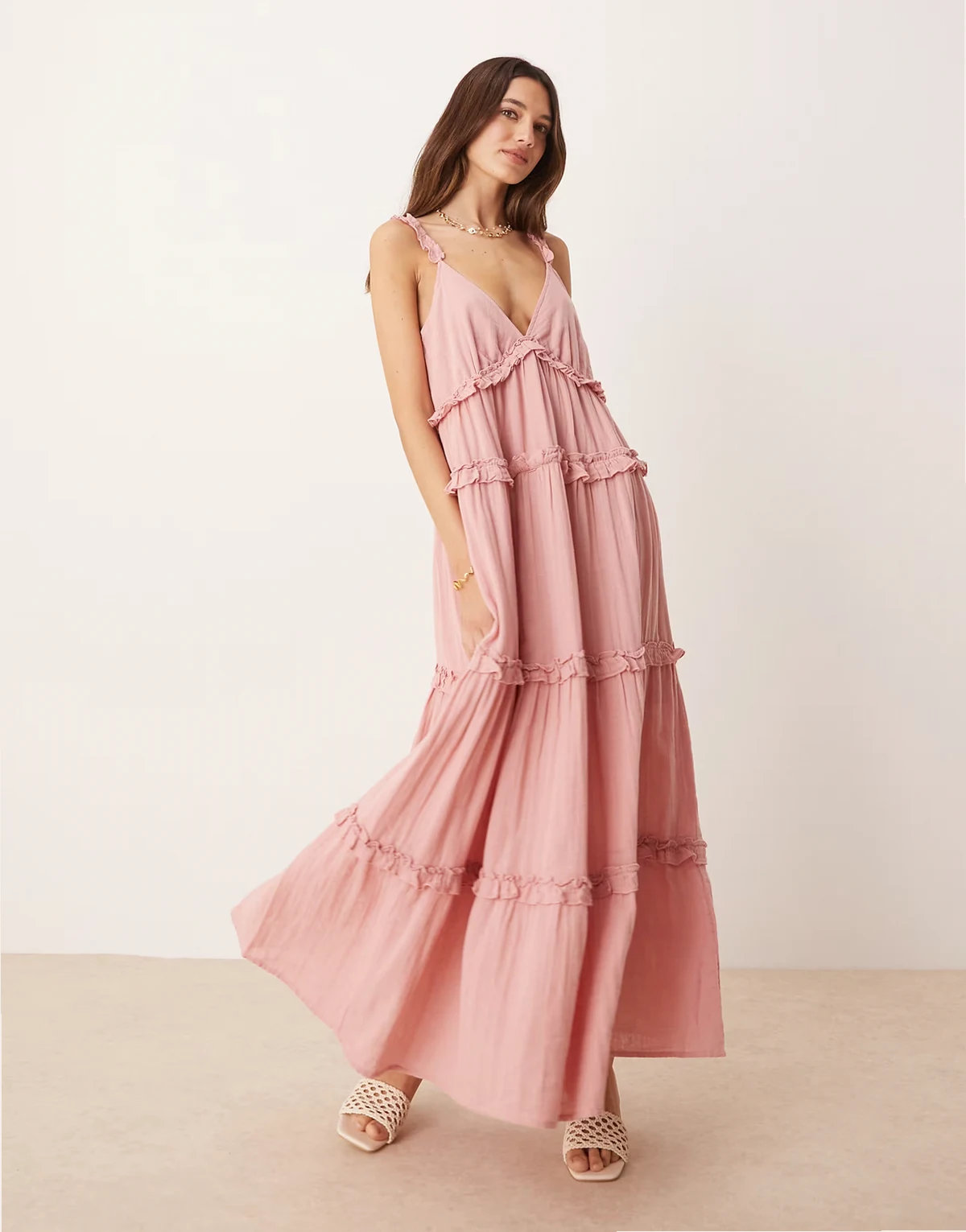 – Gestuftes Camisole-Maxikleid in Staubrosa mit Rüschenbesatz