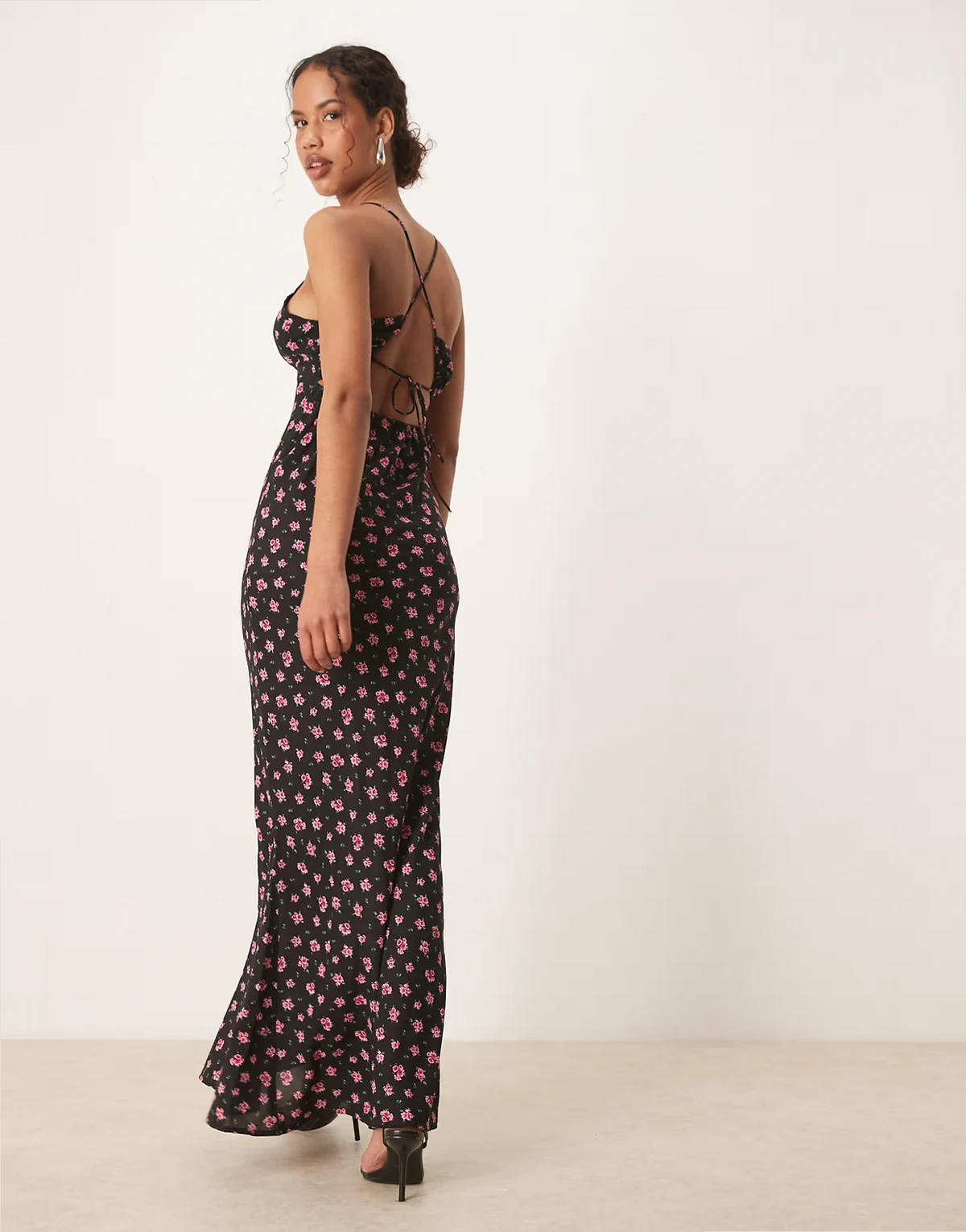 – Maxi-Slip-Dress in Schwarz und Rosa mit Blumenmuster und gekreuztem Trägerdetail am Rücken