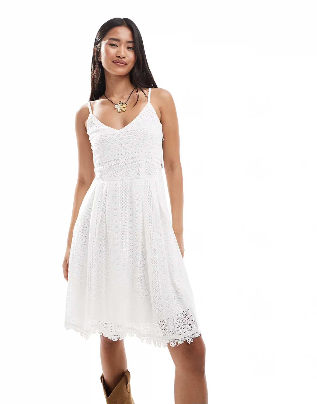 – Minikleid in Weiß mit Spitzendetail