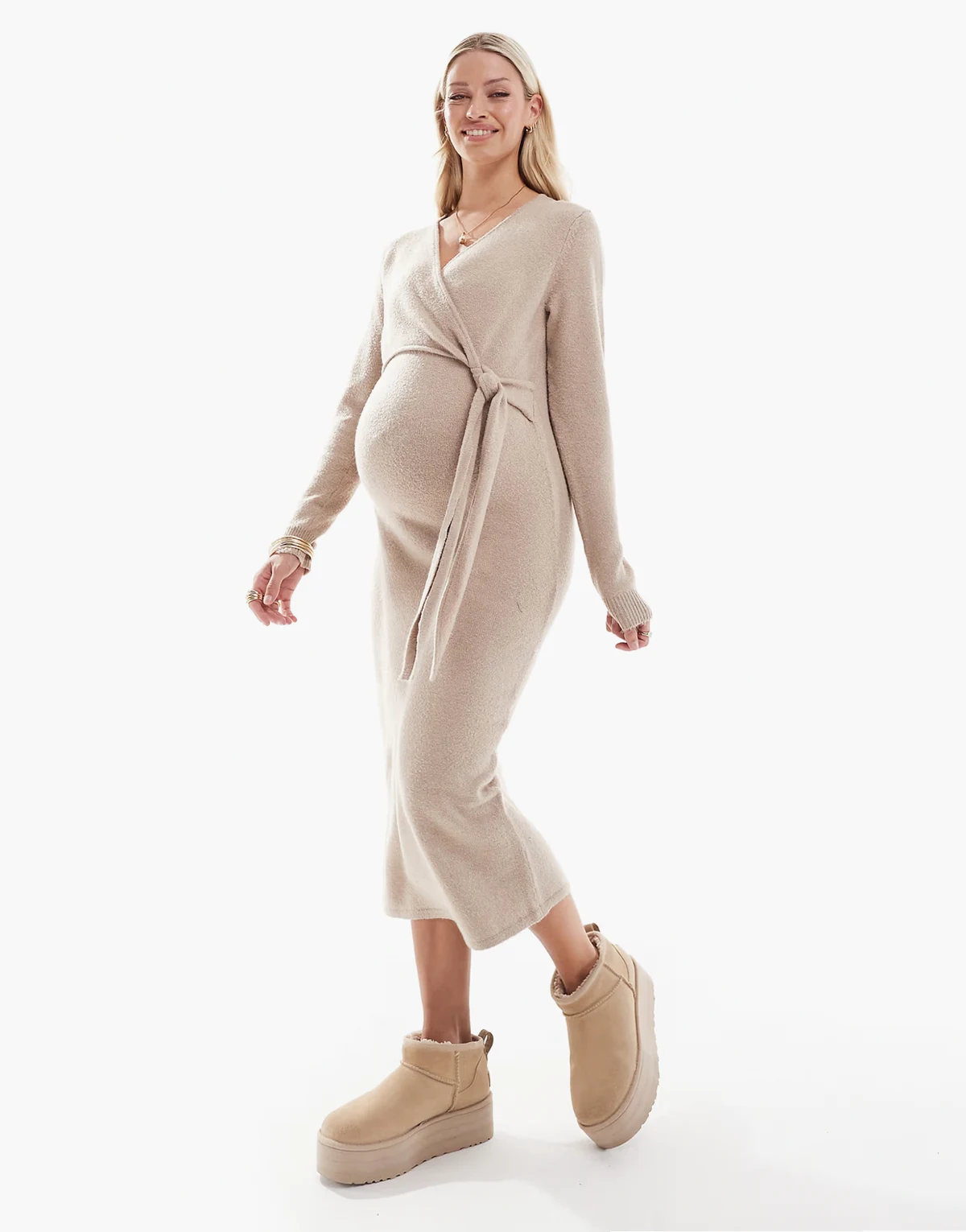 Mamalicious Maternity – Strick-Maxikleid in Beige mit geknoteter Vorderseite, Umstandsmode
