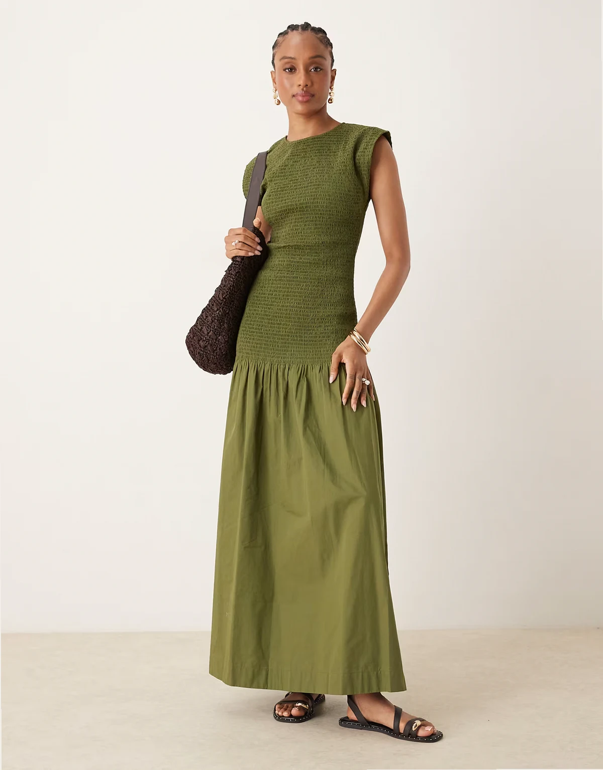 ASOS DESIGN Tall – Hochgeschlossenes, gesmoktes Popeline-Maxikleid in kräftigem Olivgrün mit tiefer Taille