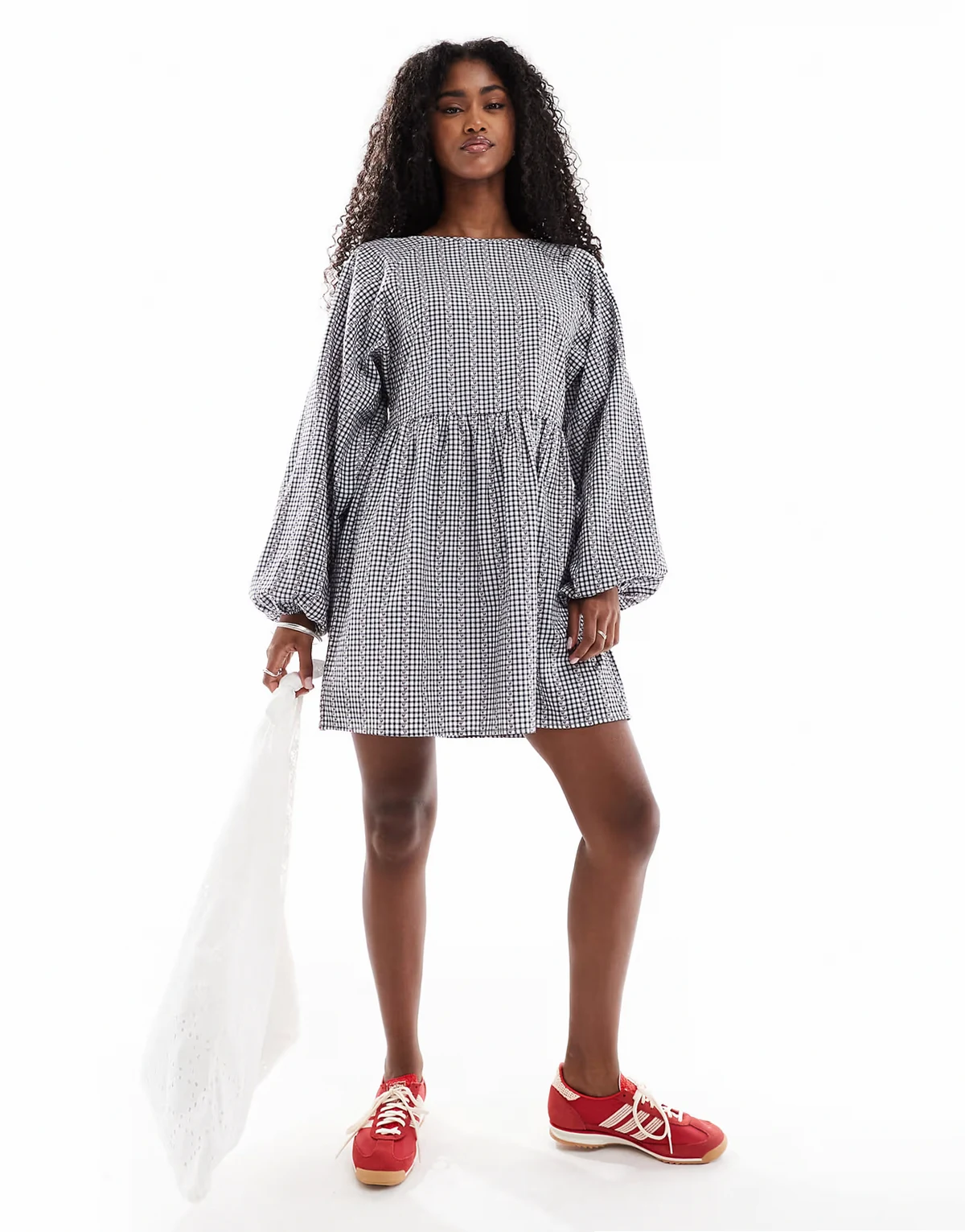 – Luźna sukienka z długimi rękawami w czarną kratę vichy i kwiatowy wzór