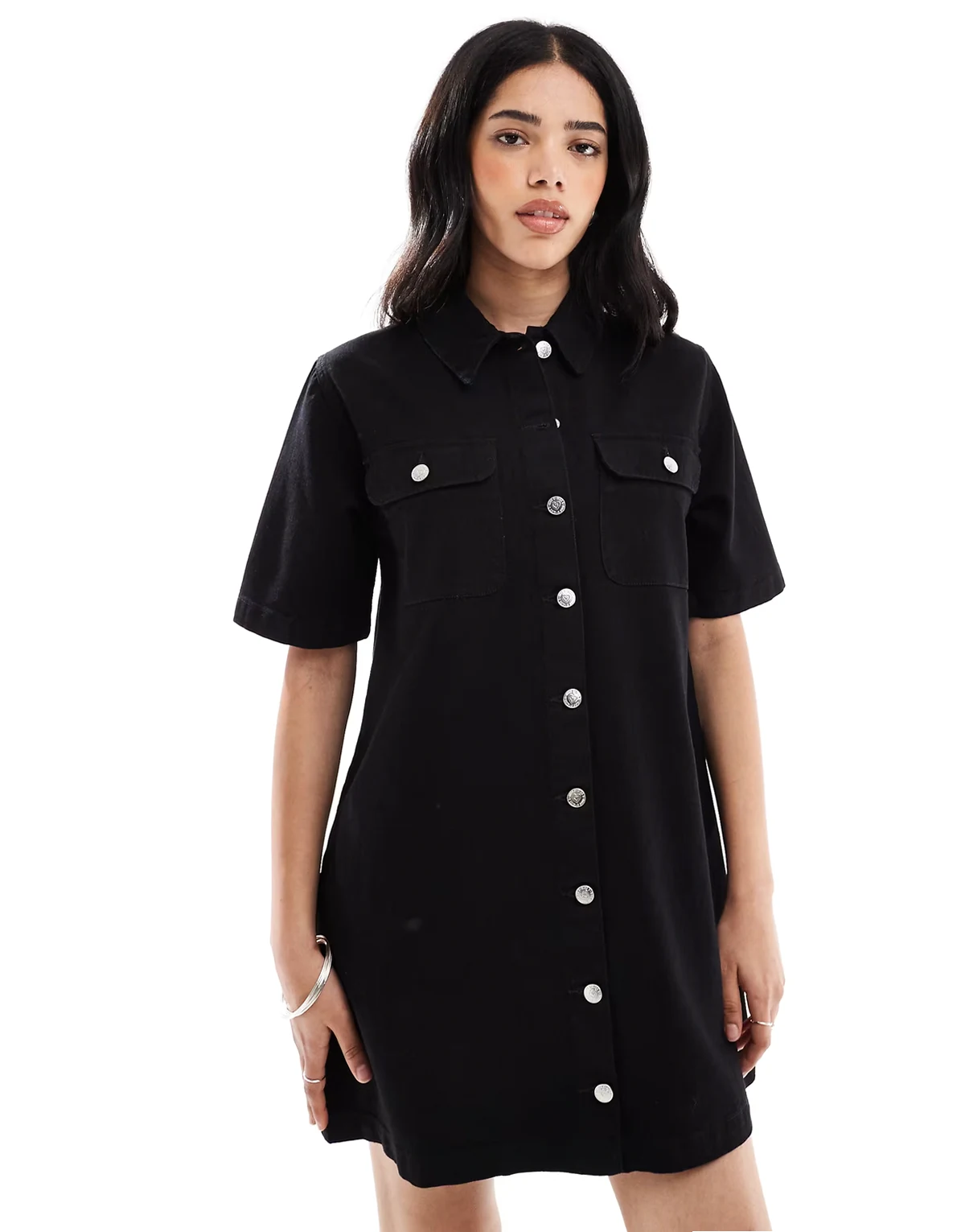 – Kurzärmliges Jeans-Hemdkleid in schwarzer Waschung mit Oversize-Schnitt