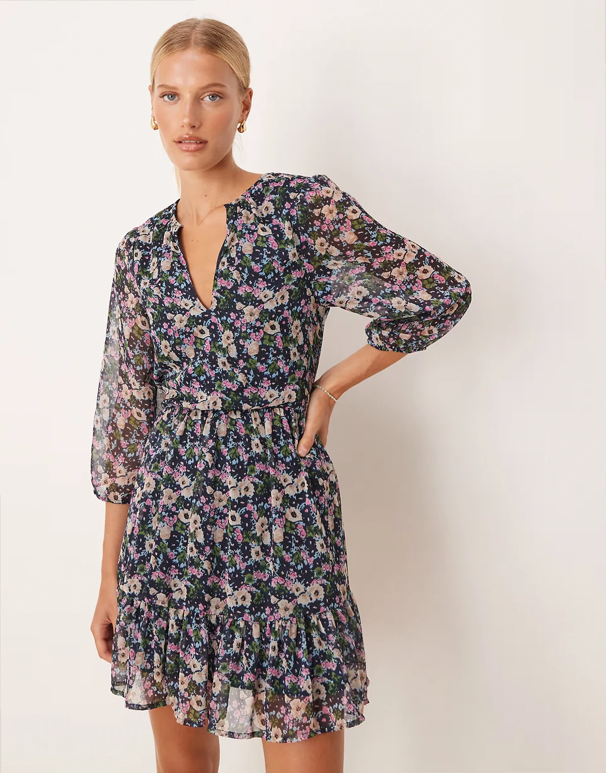 – Minikleid mit gewickelter Vorderseite und Blumenmuster auf dunklem Untergrund