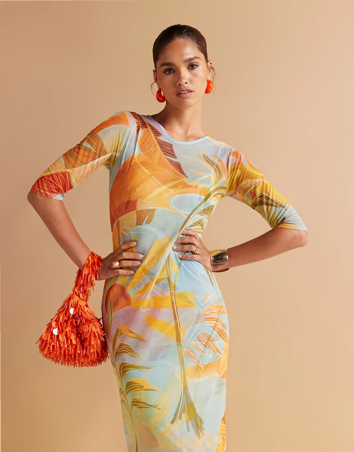 – Niebieska siateczkowa sukienka midaxi