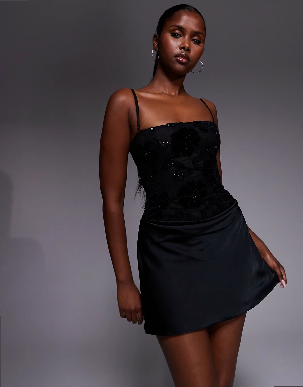 – Czarna sukienka mini z drapowaną spódnicą i odpinanymi ramiączkami