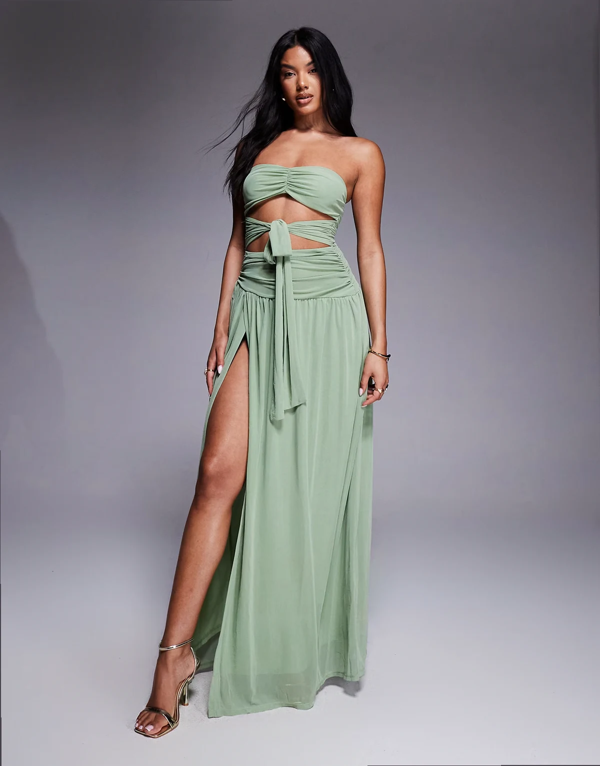 – Trägerloses Maxikleid aus Netzstoff in Salbeigrün mit Cut-out-Design, Taillenschnürung und langem Schlitz