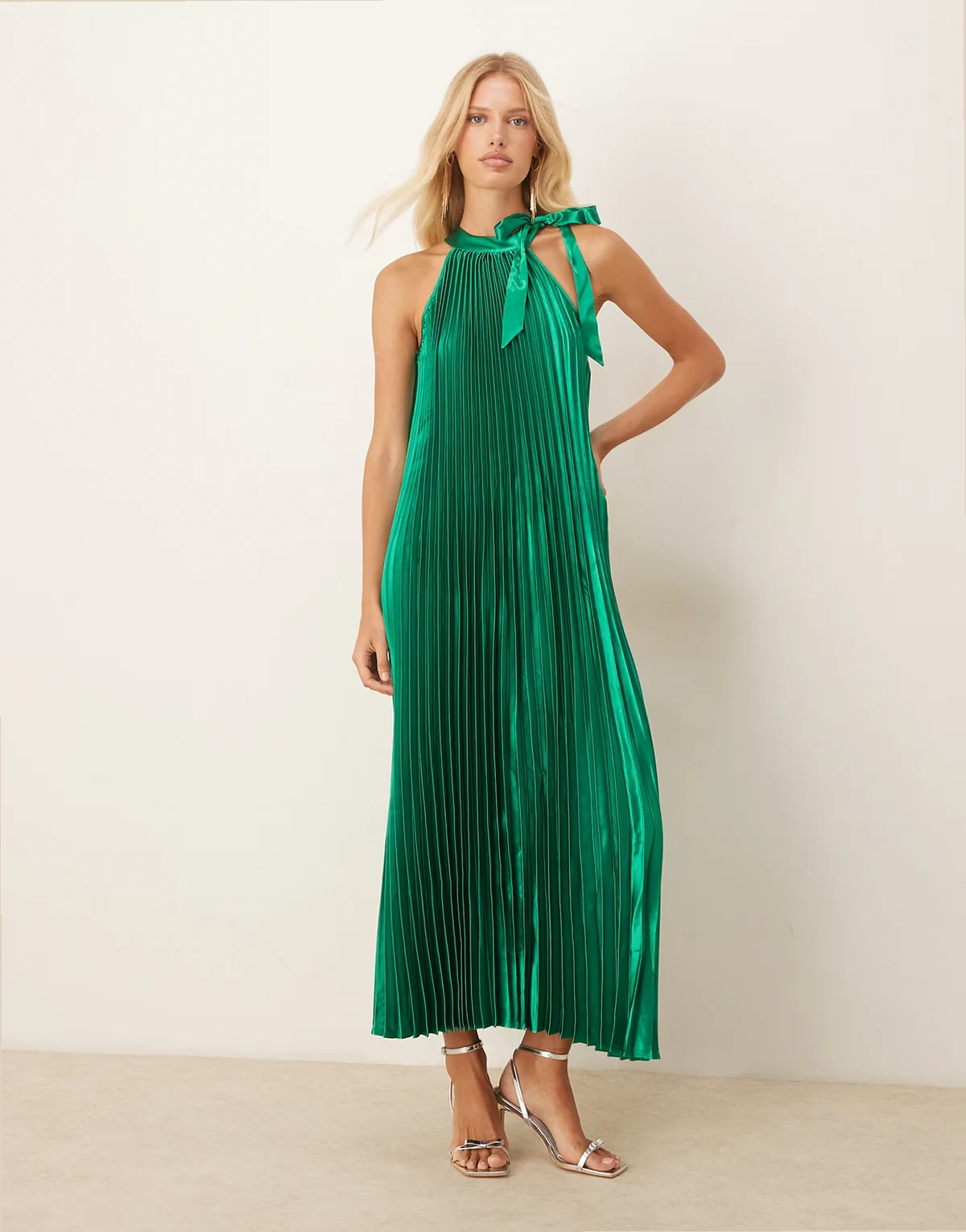 – Neckholder-Midikleid in Smaragdgrün mit Längsfalten