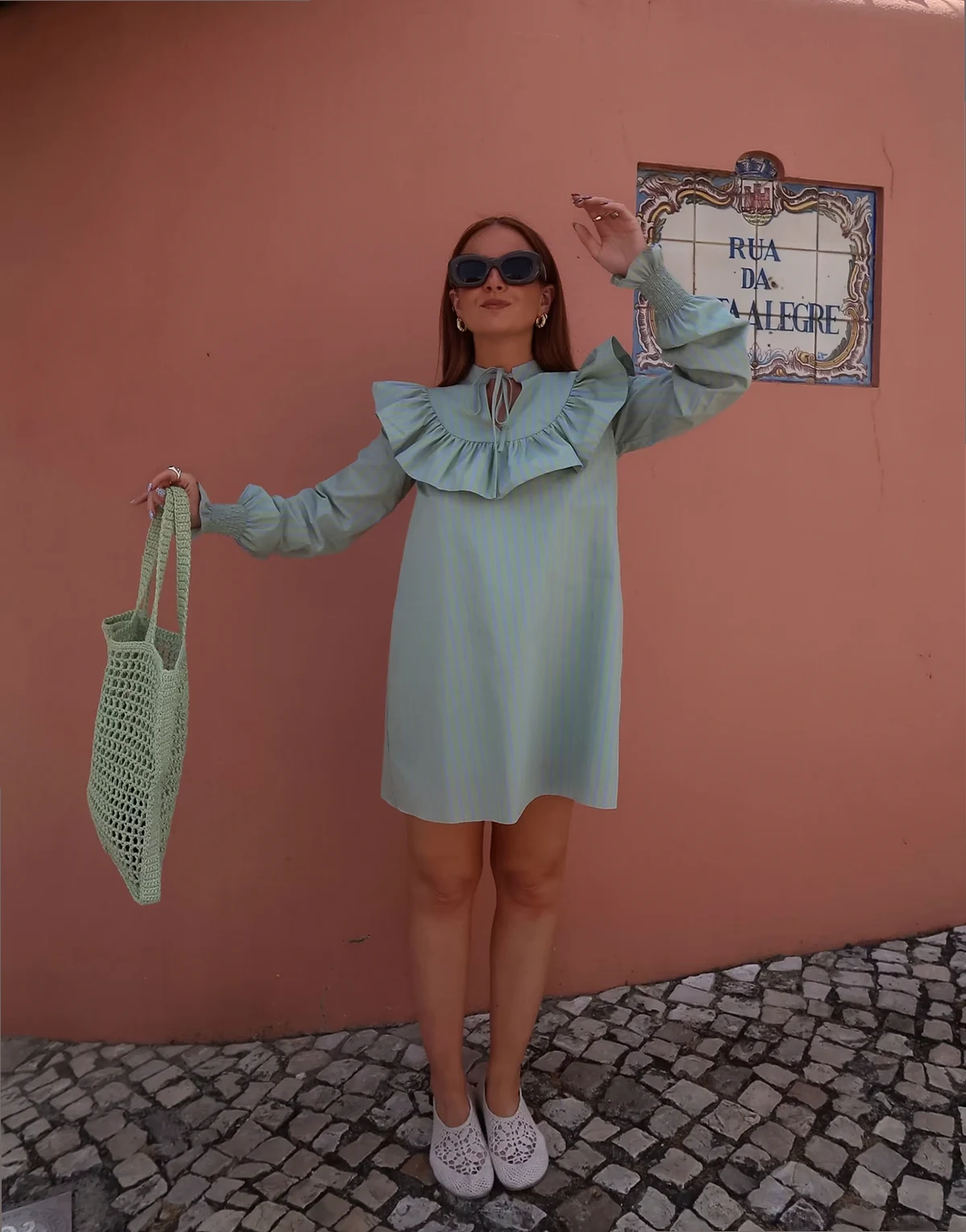 x Rebecca Olivia – Sukienka z falbanką w zielono-fioletowe paski