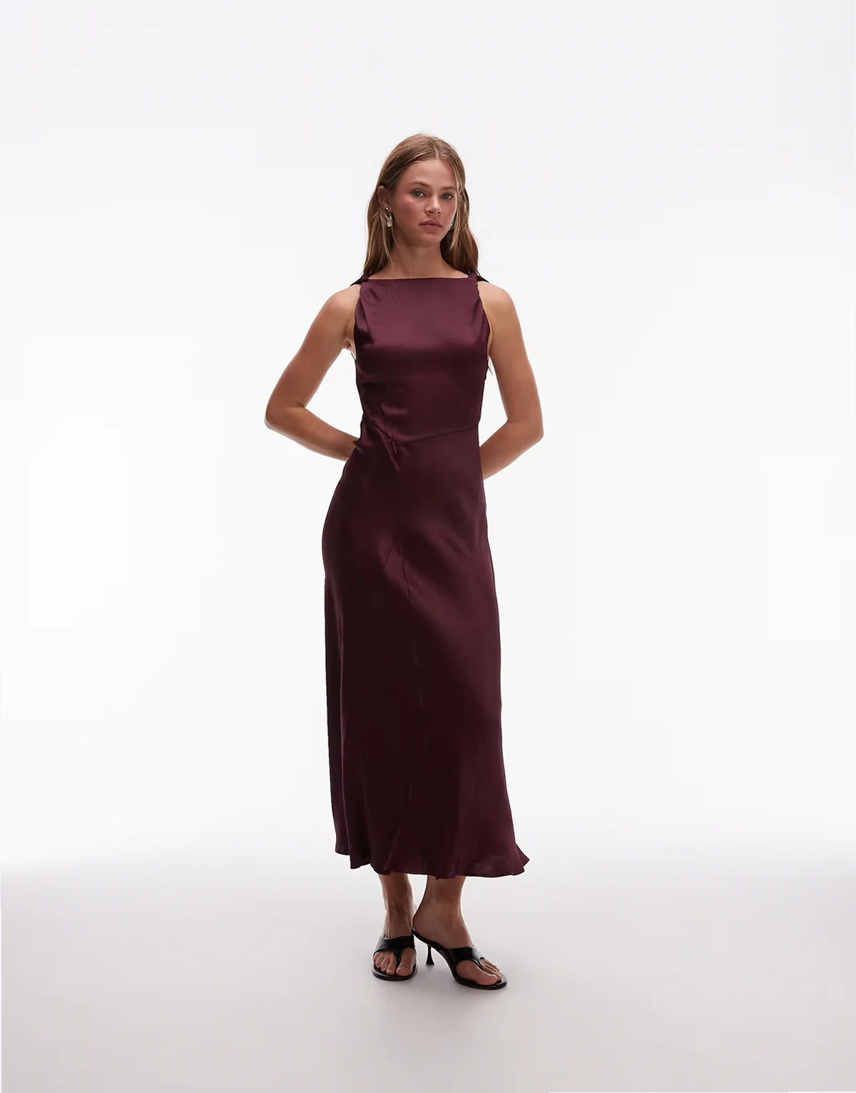– Midikleid aus Satin-Crepe in Burgunderrot mit drapiertem Ausschnitt